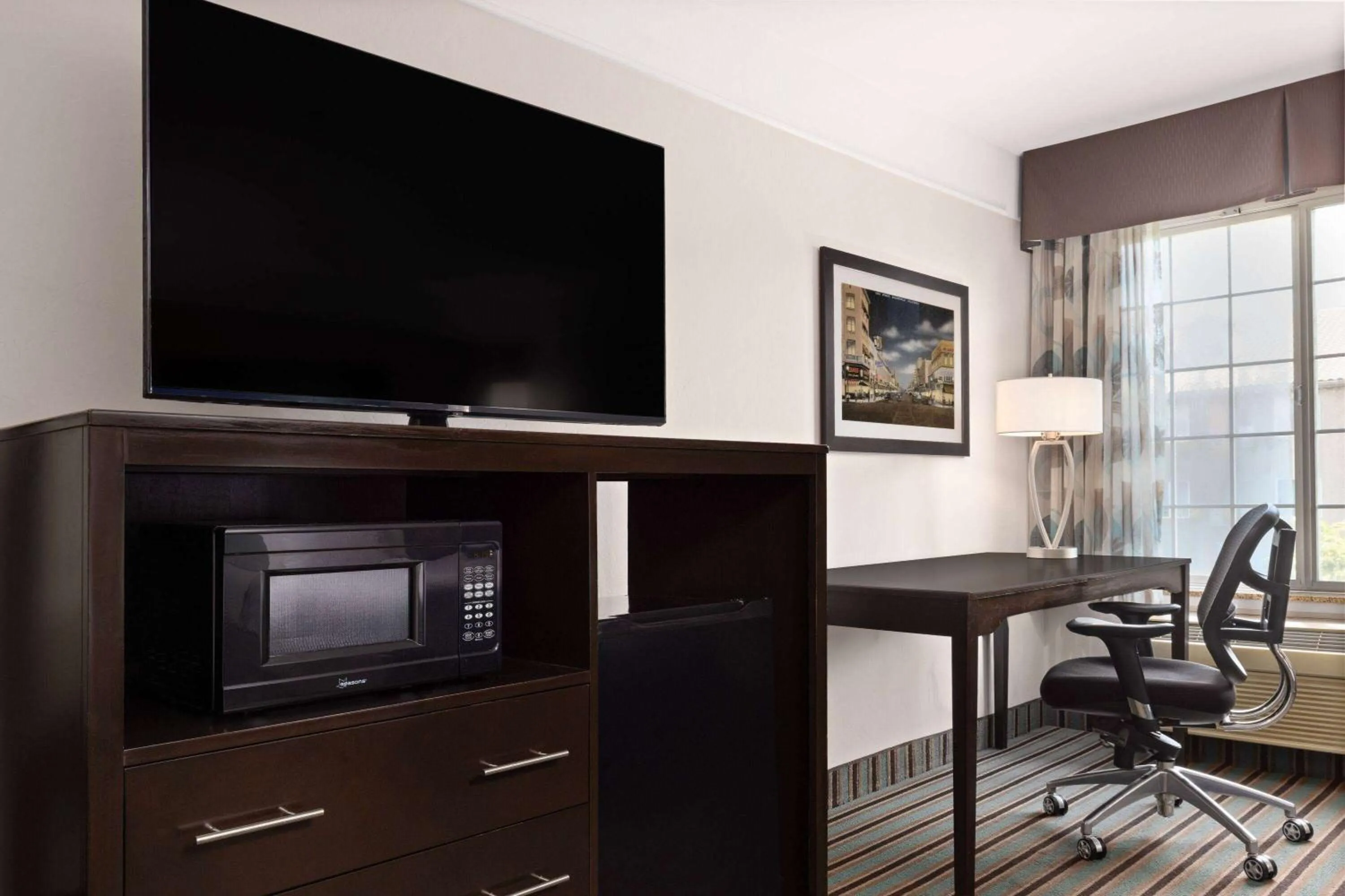 Photo of the whole room in La Quinta by Wyndham Bakersfield North