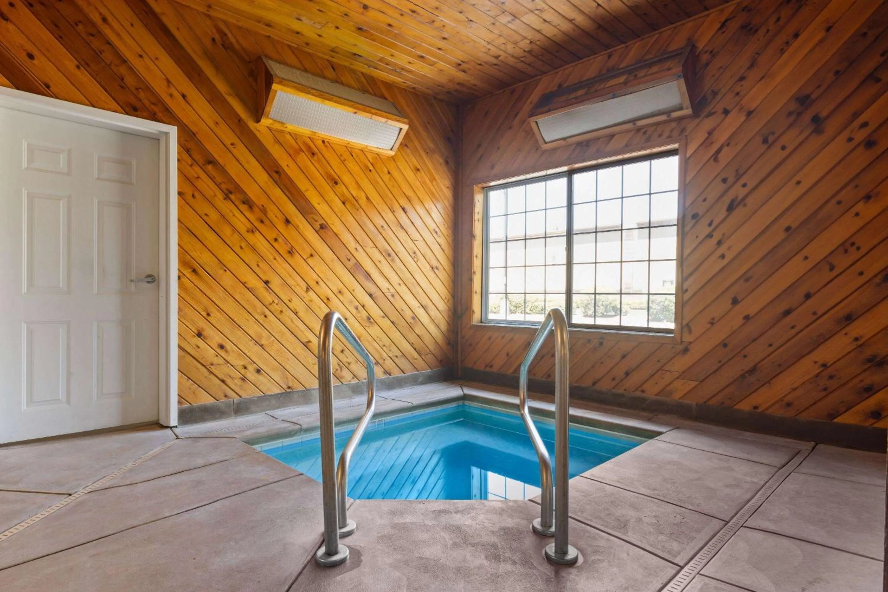 Hot Tub in La Quinta by Wyndham Bakersfield North