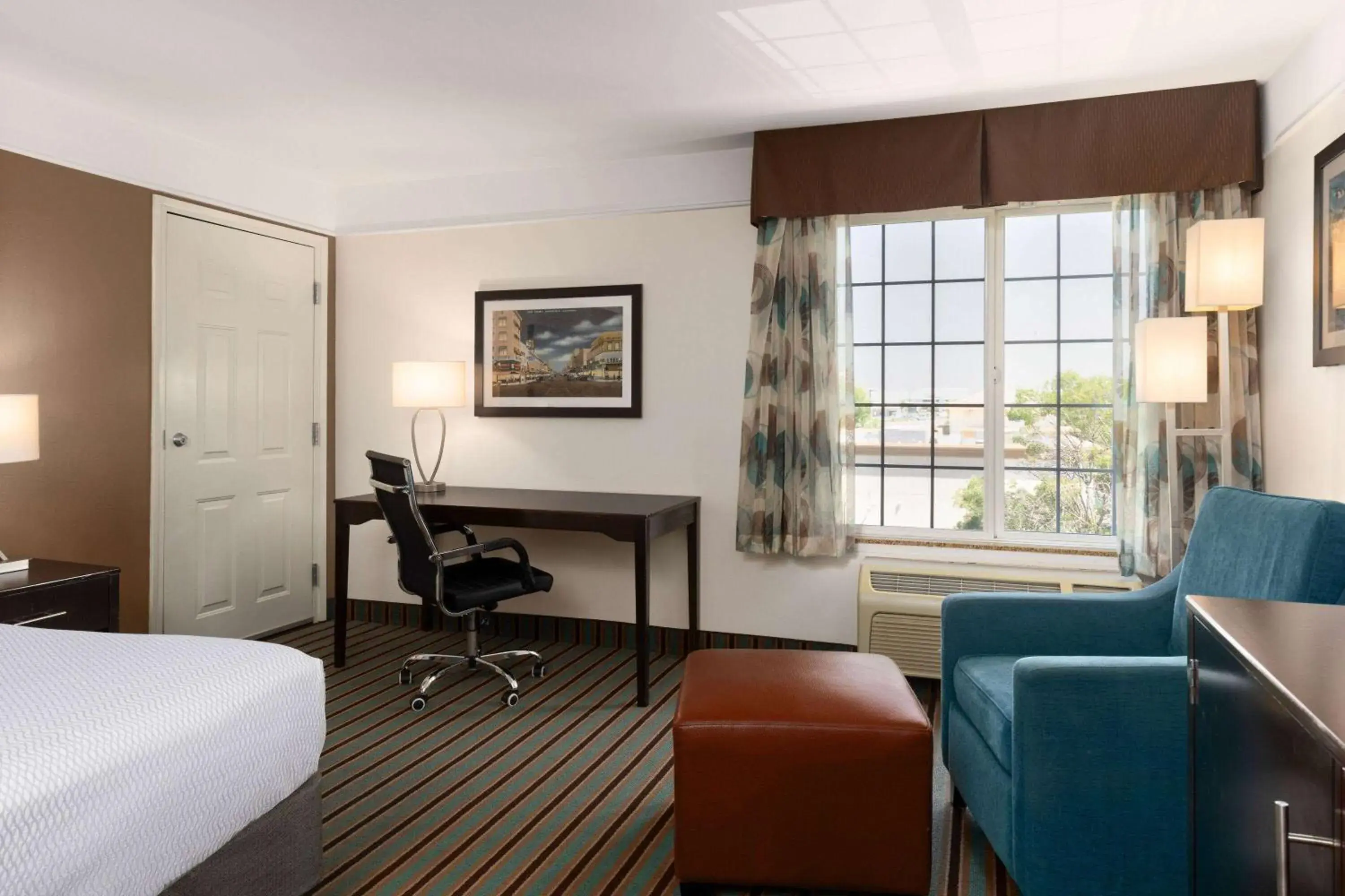 Photo of the whole room, Bed in La Quinta by Wyndham Bakersfield North Photo of the whole room, Bed in La Quinta by Wyndham Bakersfield North