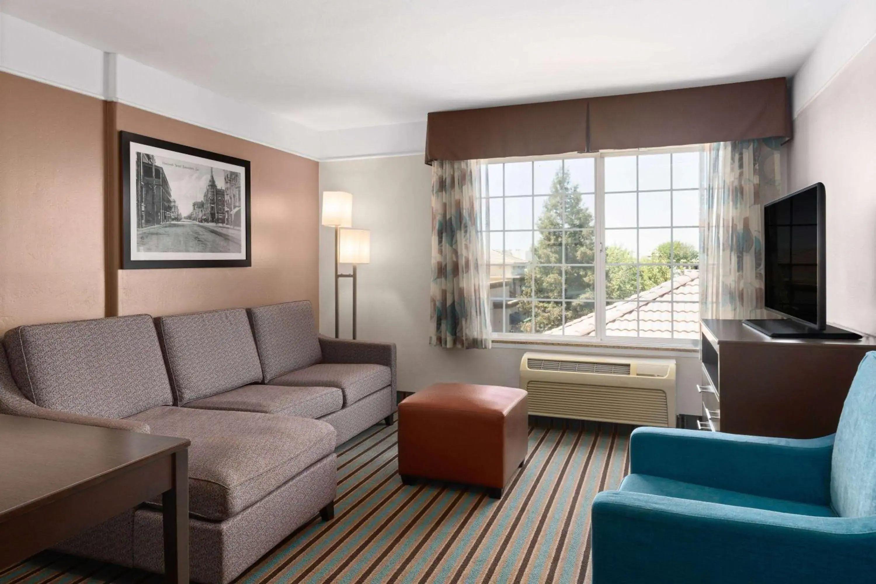 Photo of the whole room in La Quinta by Wyndham Bakersfield North Photo of the whole room in La Quinta by Wyndham Bakersfield North