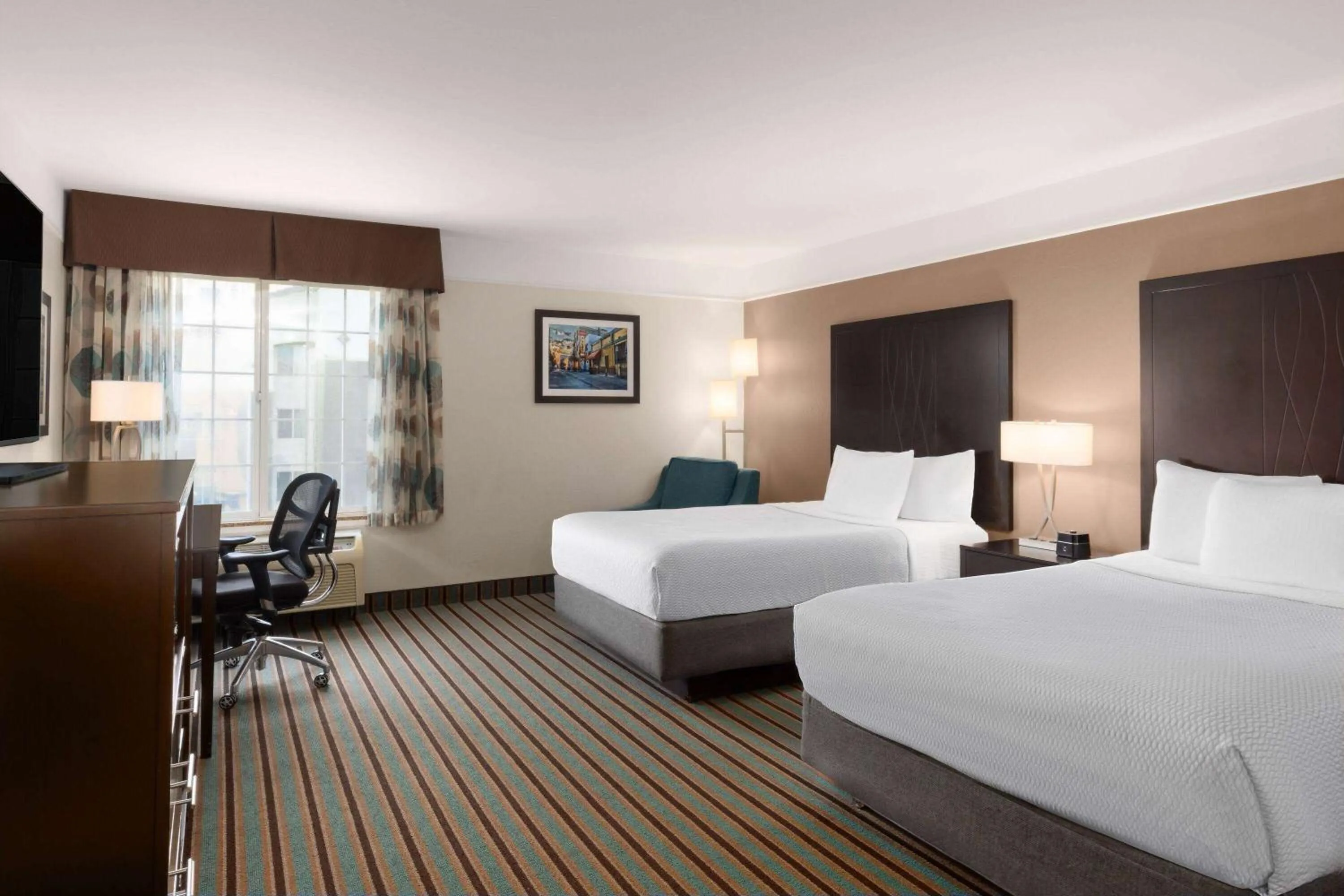 Photo of the whole room, Bed in La Quinta by Wyndham Bakersfield North