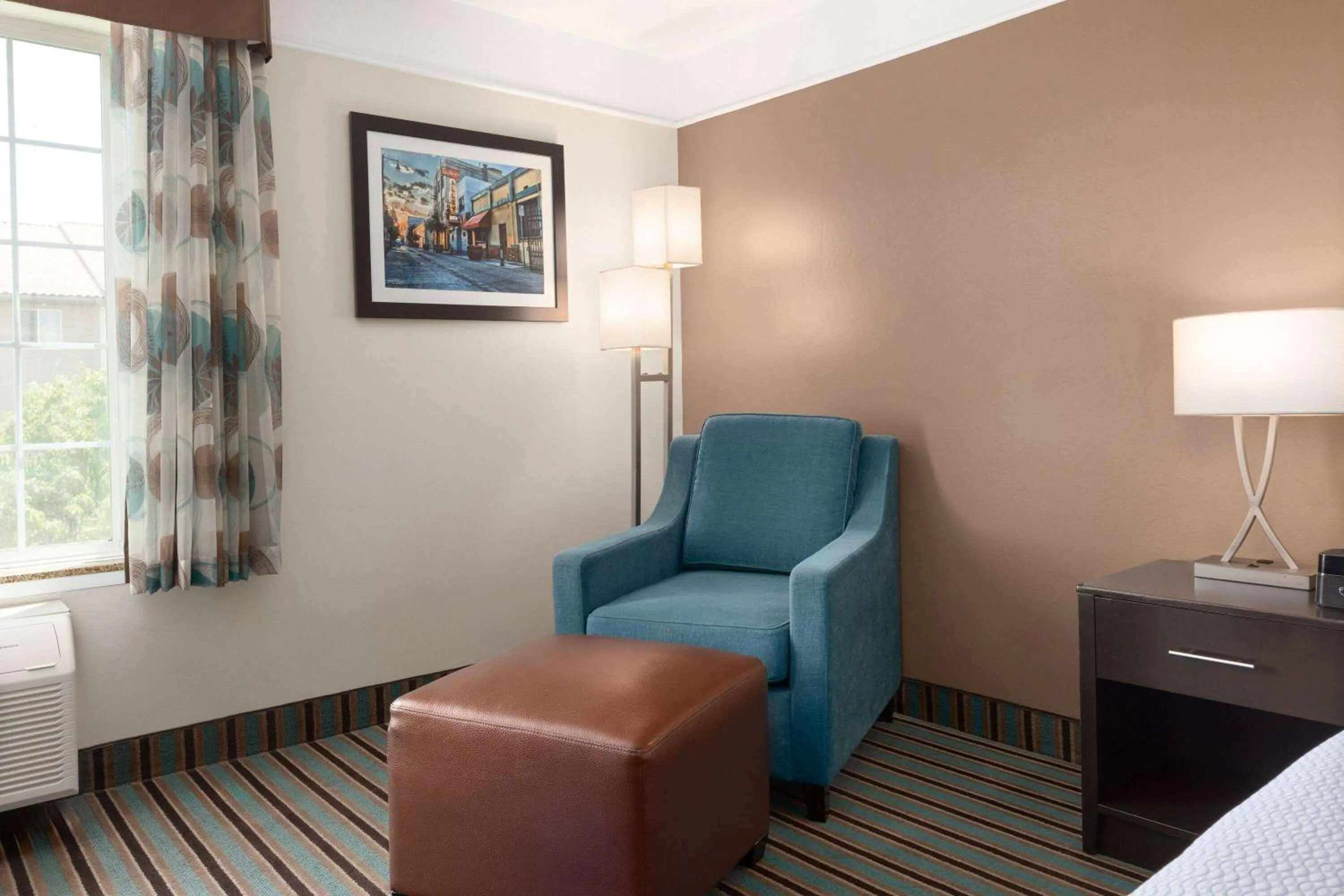 Photo of the whole room in La Quinta by Wyndham Bakersfield North