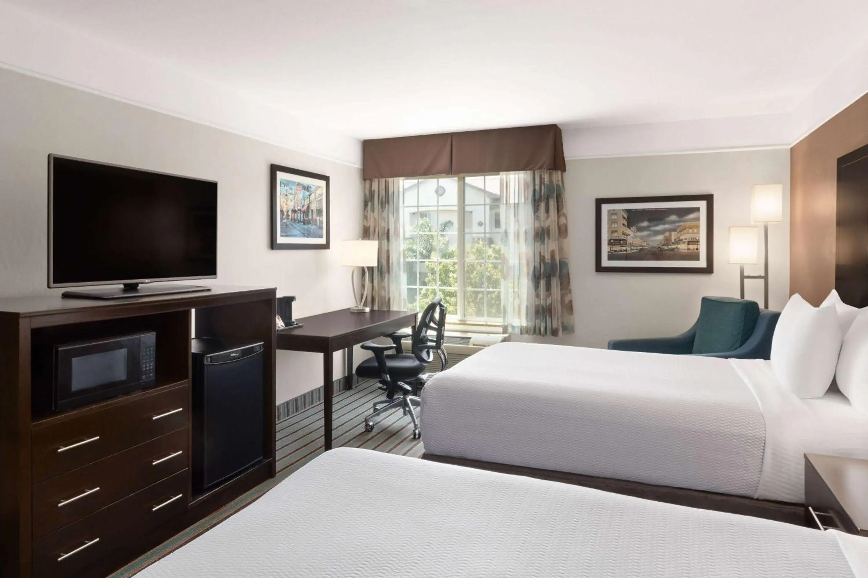 Photo of the whole room, Bed in La Quinta by Wyndham Bakersfield North Photo of the whole room, Bed in La Quinta by Wyndham Bakersfield North