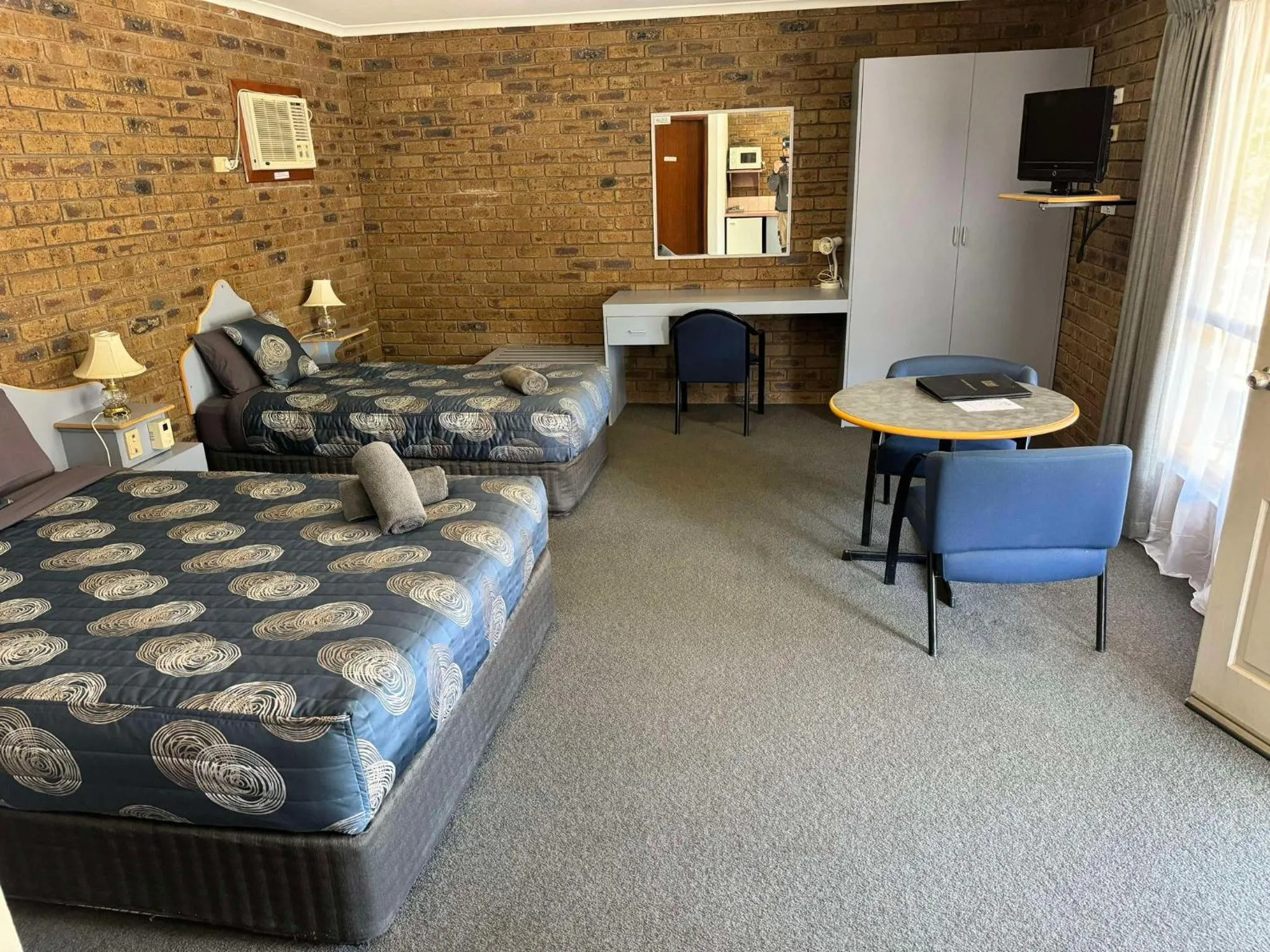 Dining area, Bed in Tooleybuc Motel