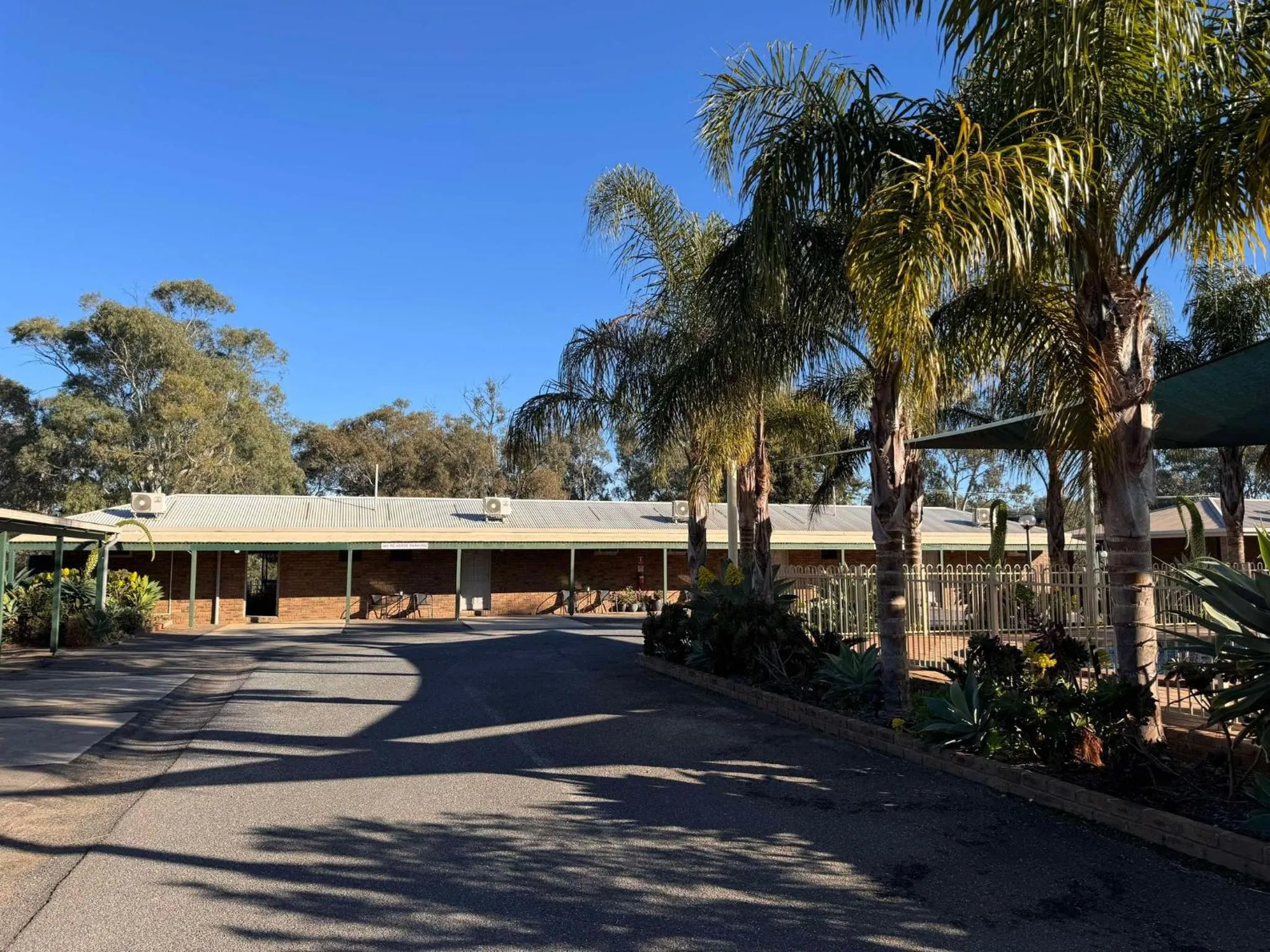 Inner courtyard view in Tooleybuc Motel
