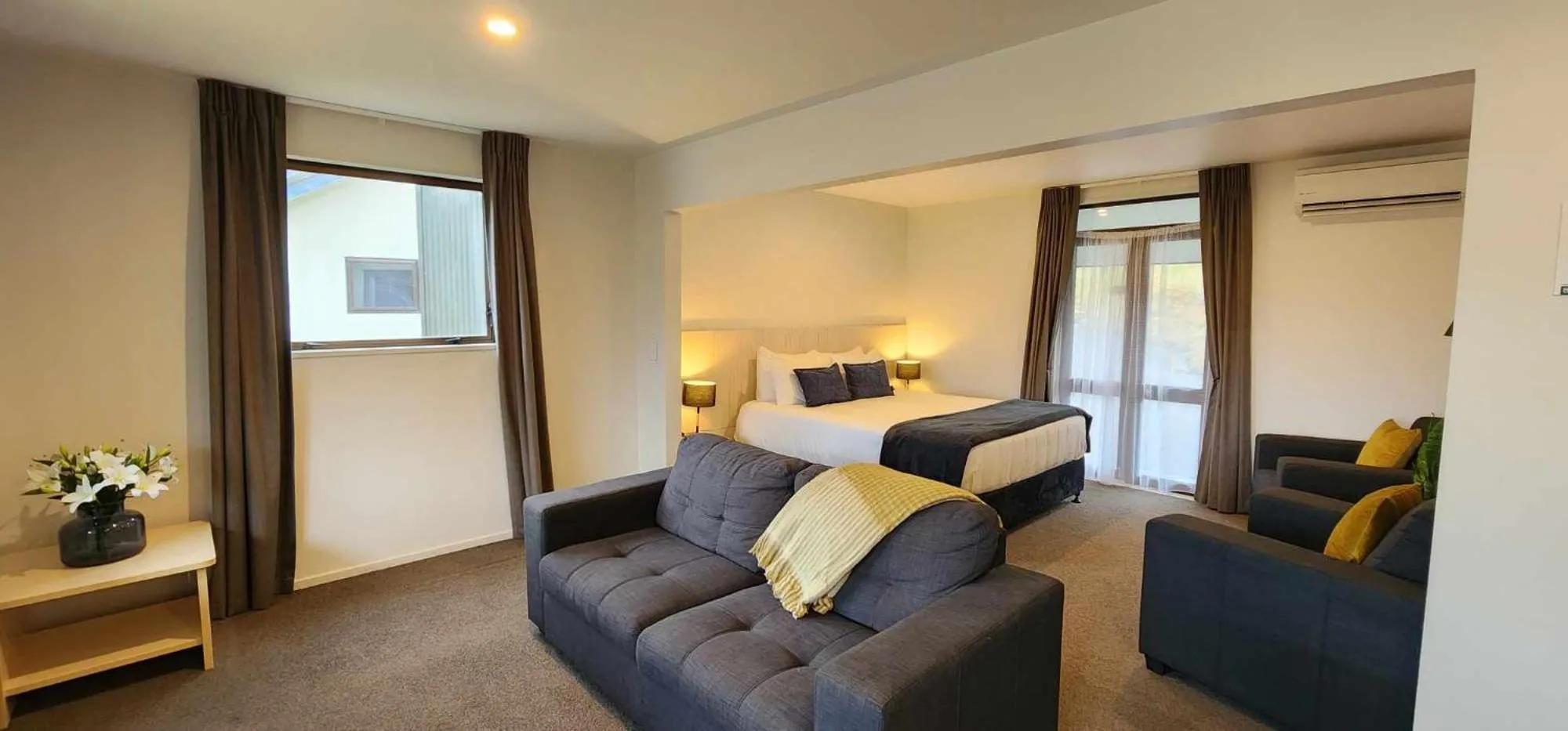 Seating area, Bed in The Bealey Hotel