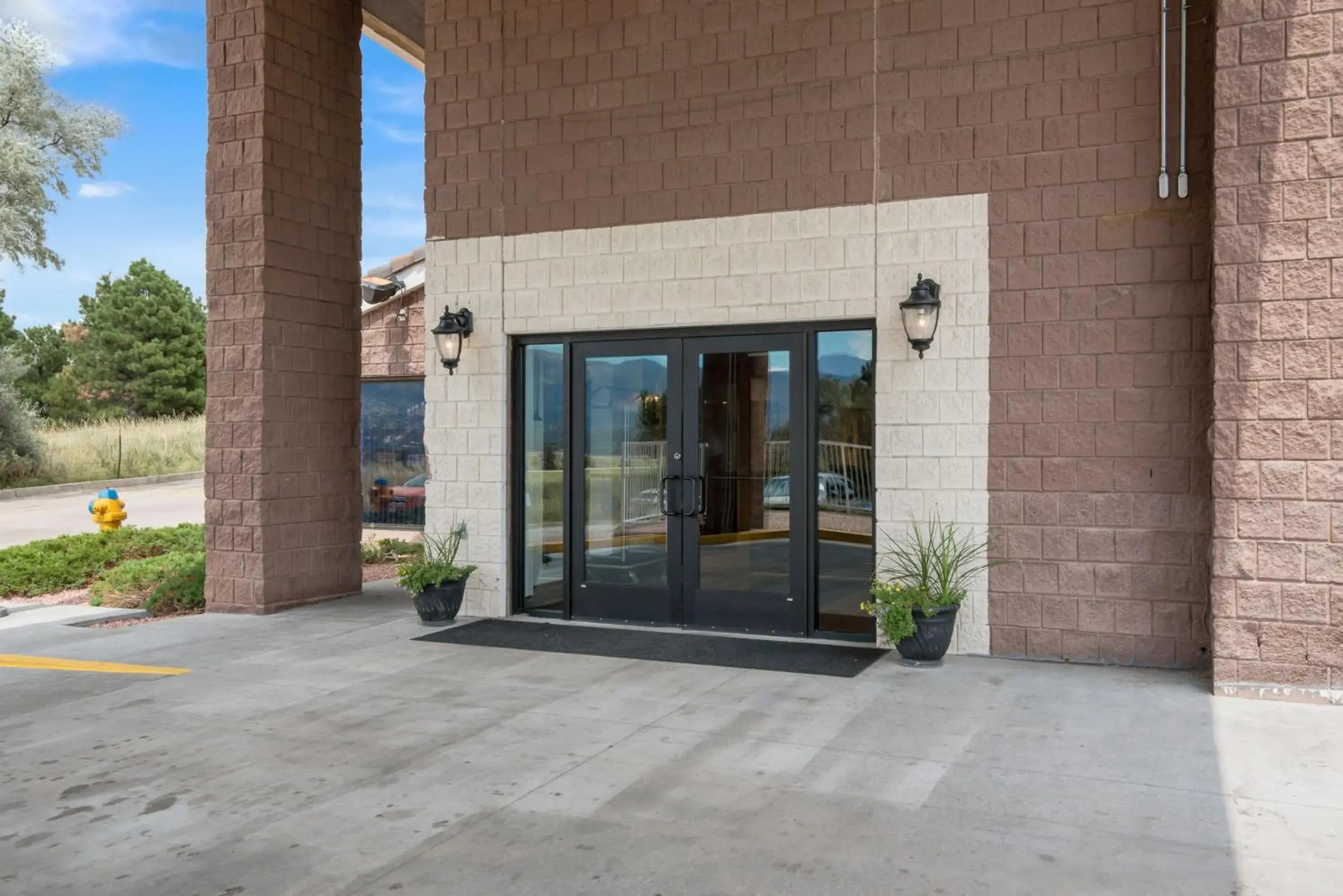Property building in Studio 6 Colorado Springs, Colorado - Air Force Academy Property building in Studio 6 Colorado Springs, Colorado - Air Force Academy