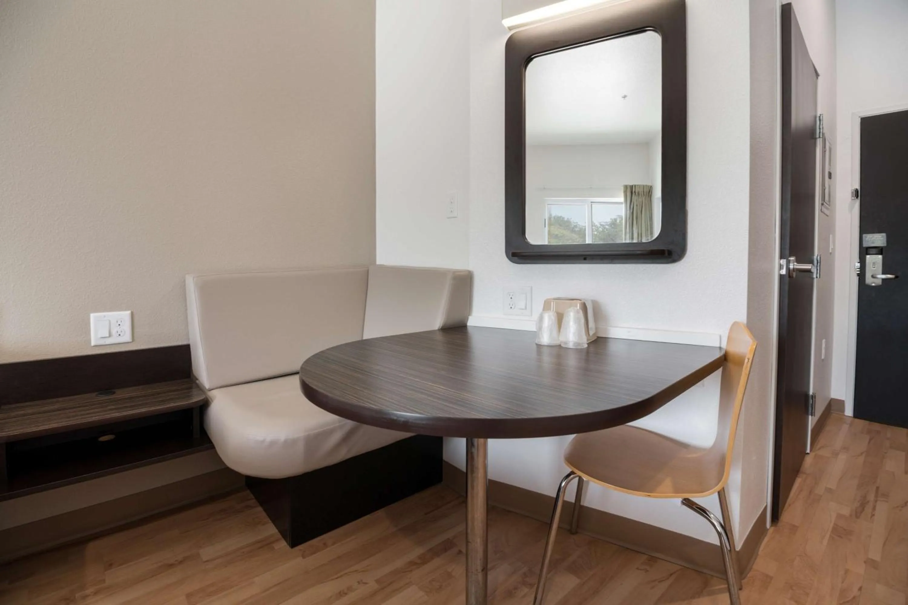 Photo of the whole room in Studio 6-Corpus Christi, TX