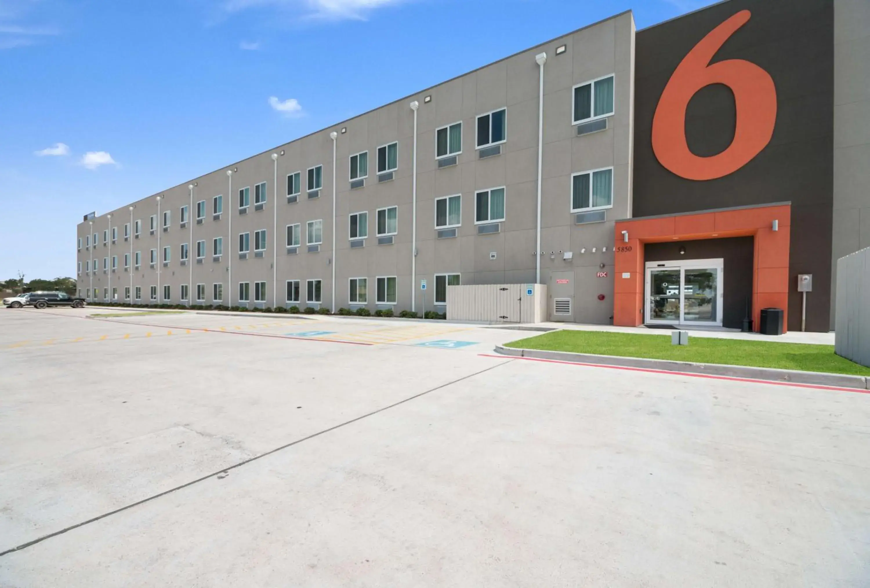 Property building in Studio 6-Corpus Christi, TX Property building in Studio 6-Corpus Christi, TX
