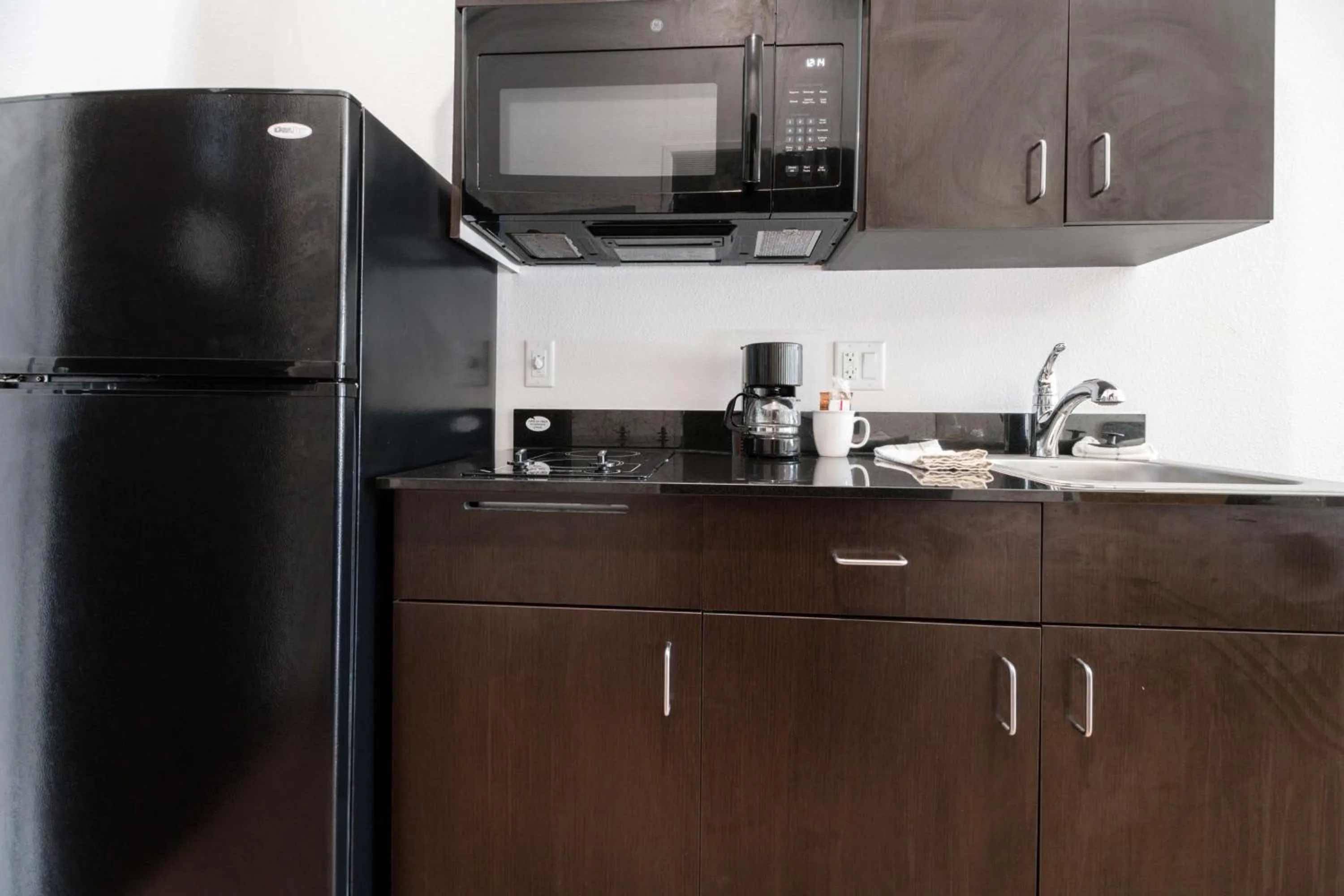 Photo of the whole room in Studio 6-Corpus Christi, TX