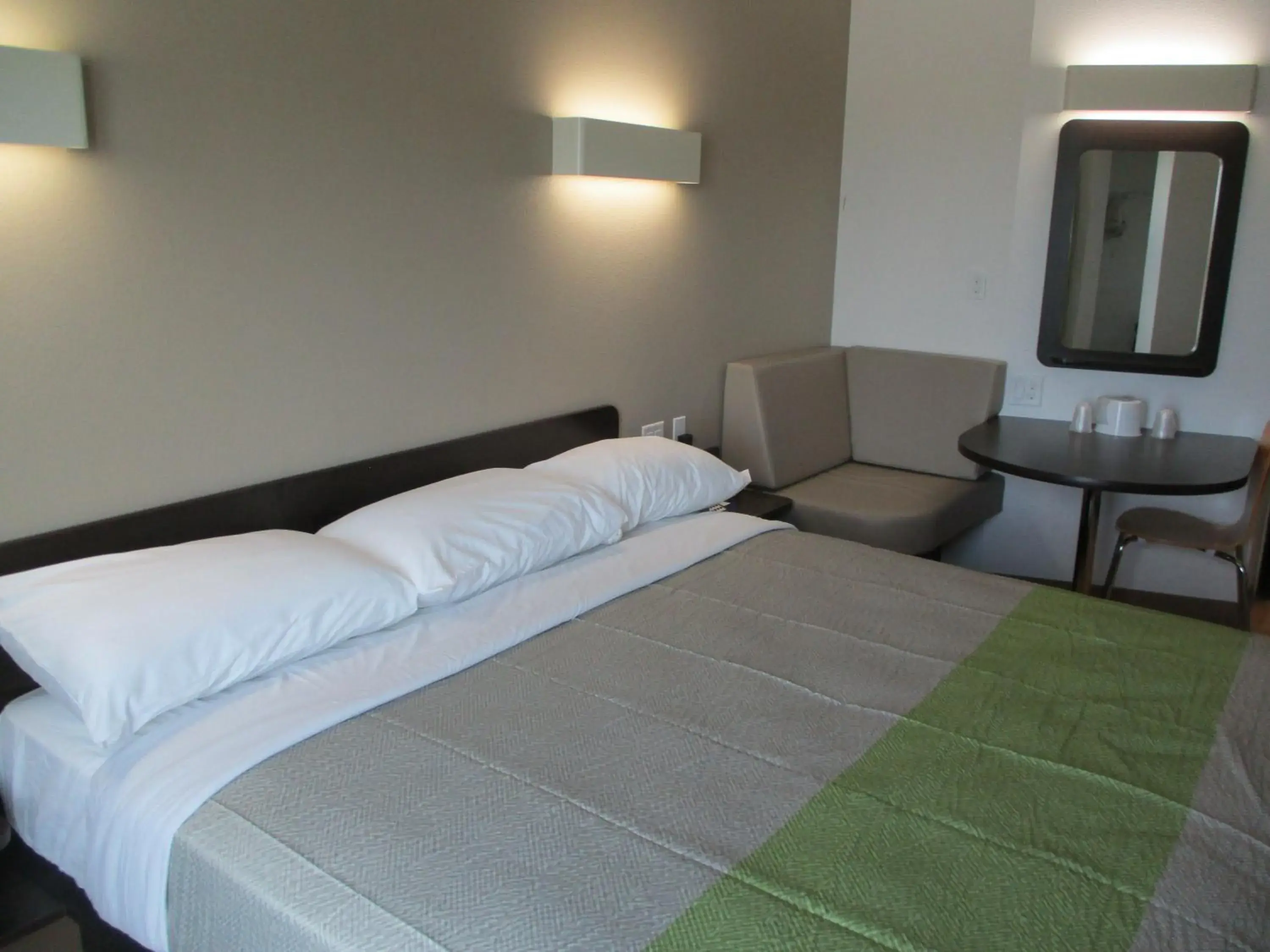 Photo of the whole room, Bed in Studio 6-Corpus Christi, TX Photo of the whole room, Bed in Studio 6-Corpus Christi, TX