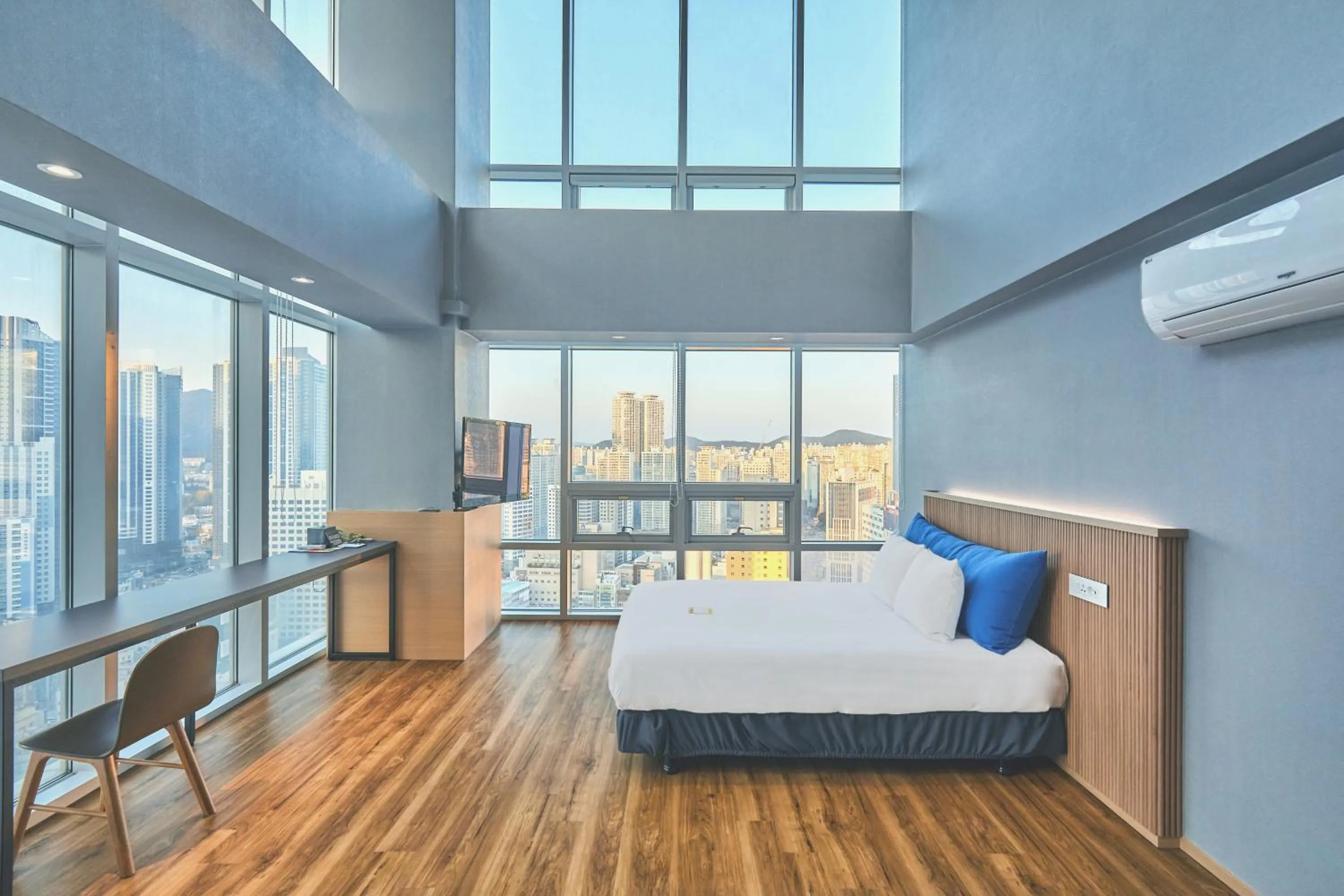 Communal lounge/ TV room, Bed in Kolon Seacloud Hotel