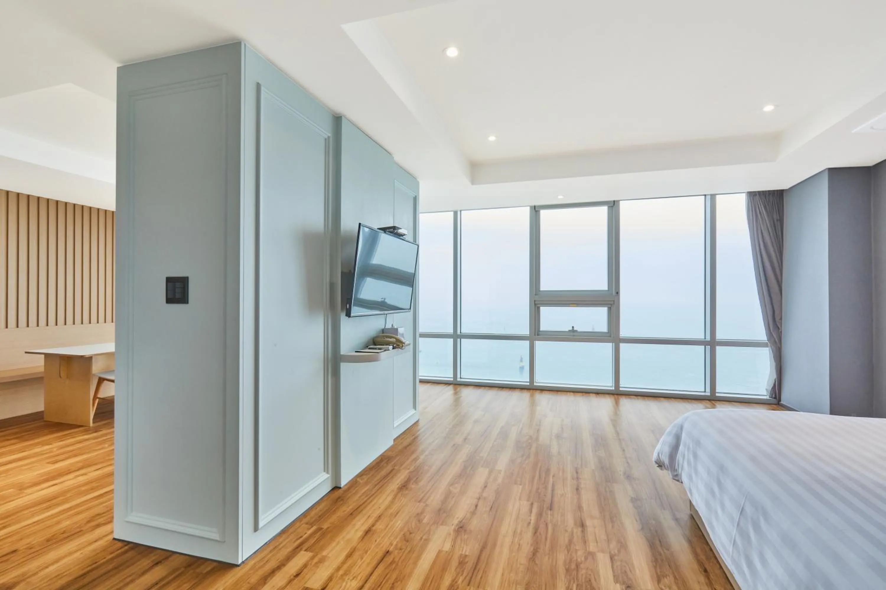 Living room, Bed in Kolon Seacloud Hotel