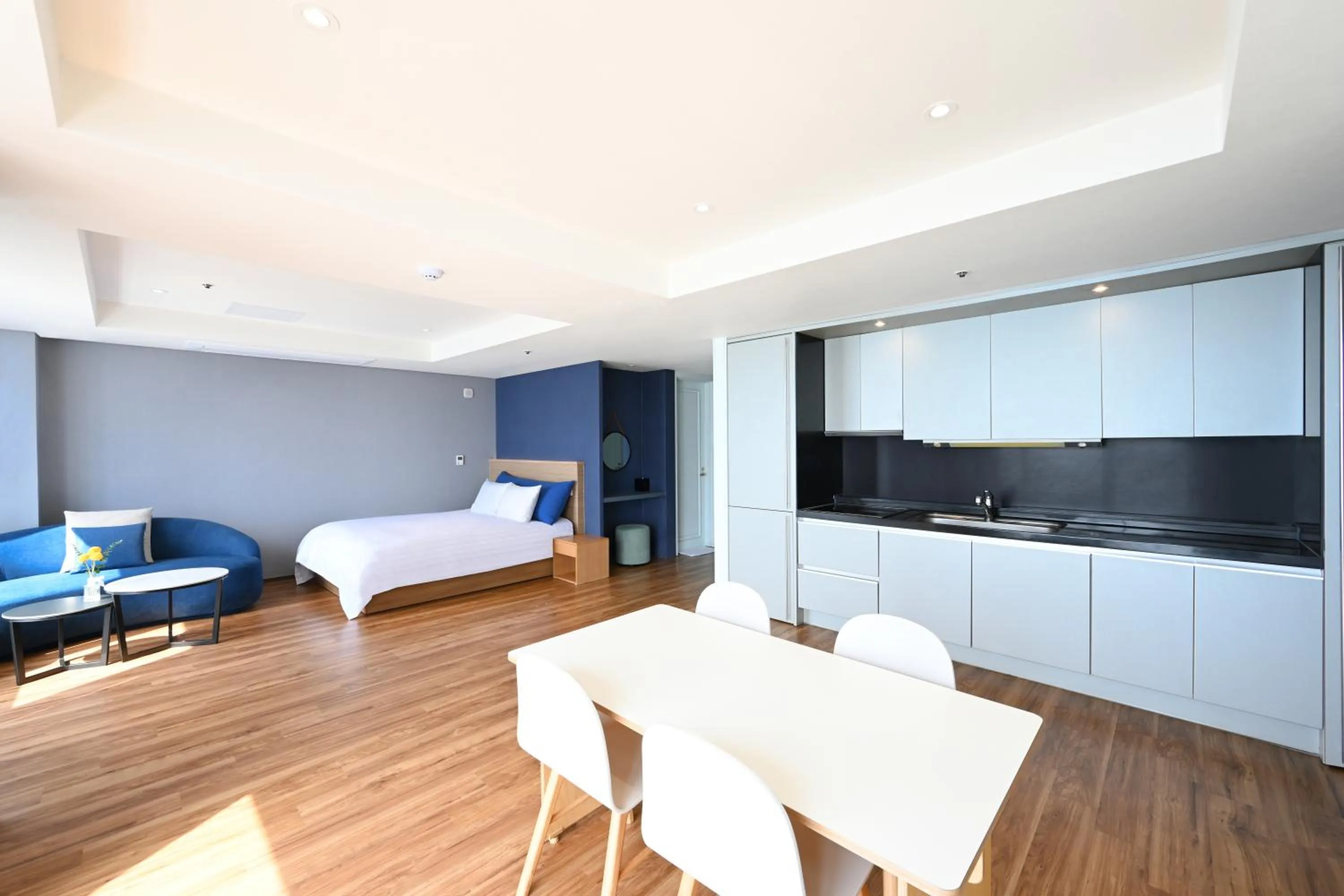 Living room, Bed in Kolon Seacloud Hotel