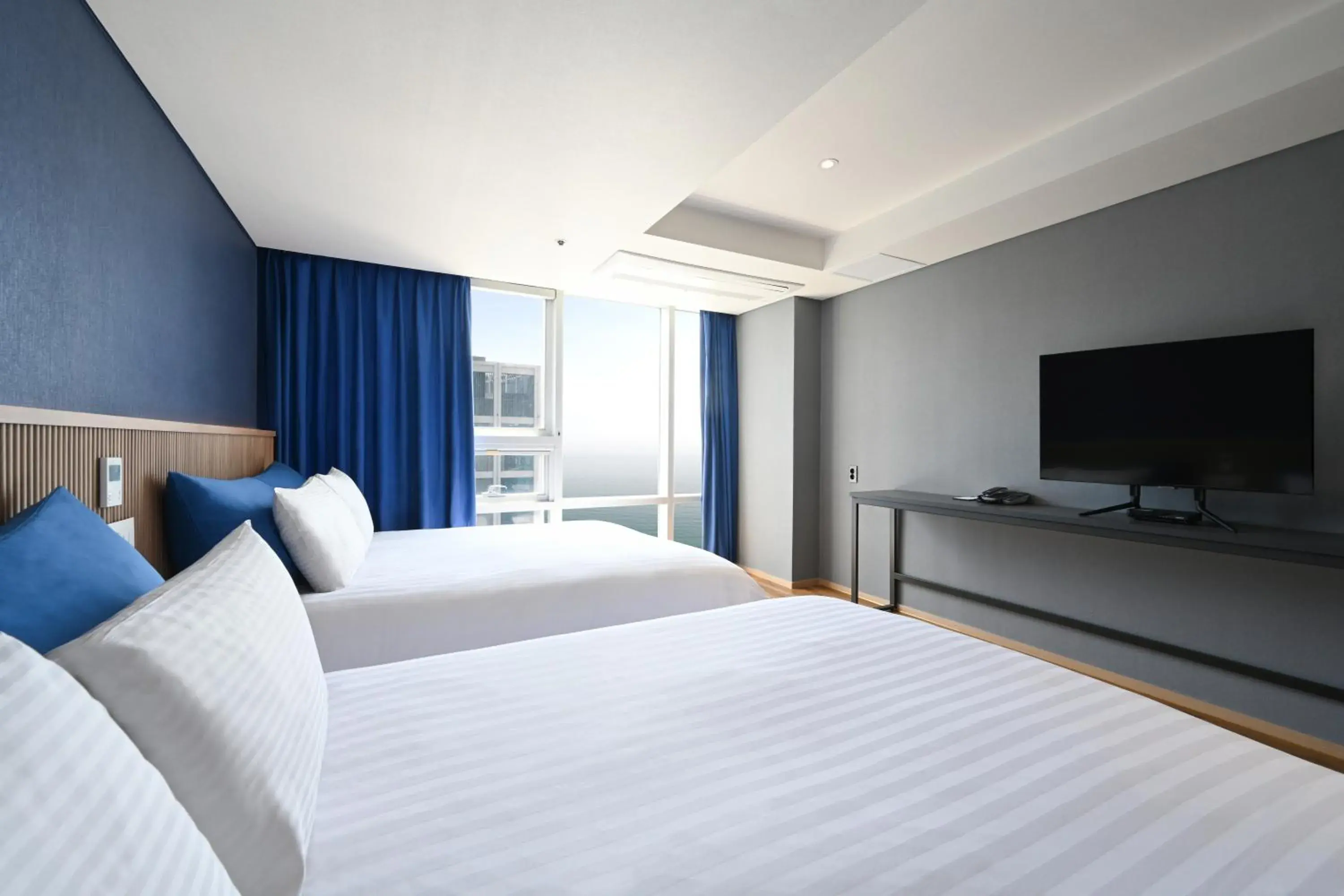 Deluxe Super Twin Room with Half Ocean View in Kolon Seacloud Hotel Deluxe Super Twin Room with Half Ocean View in Kolon Seacloud Hotel