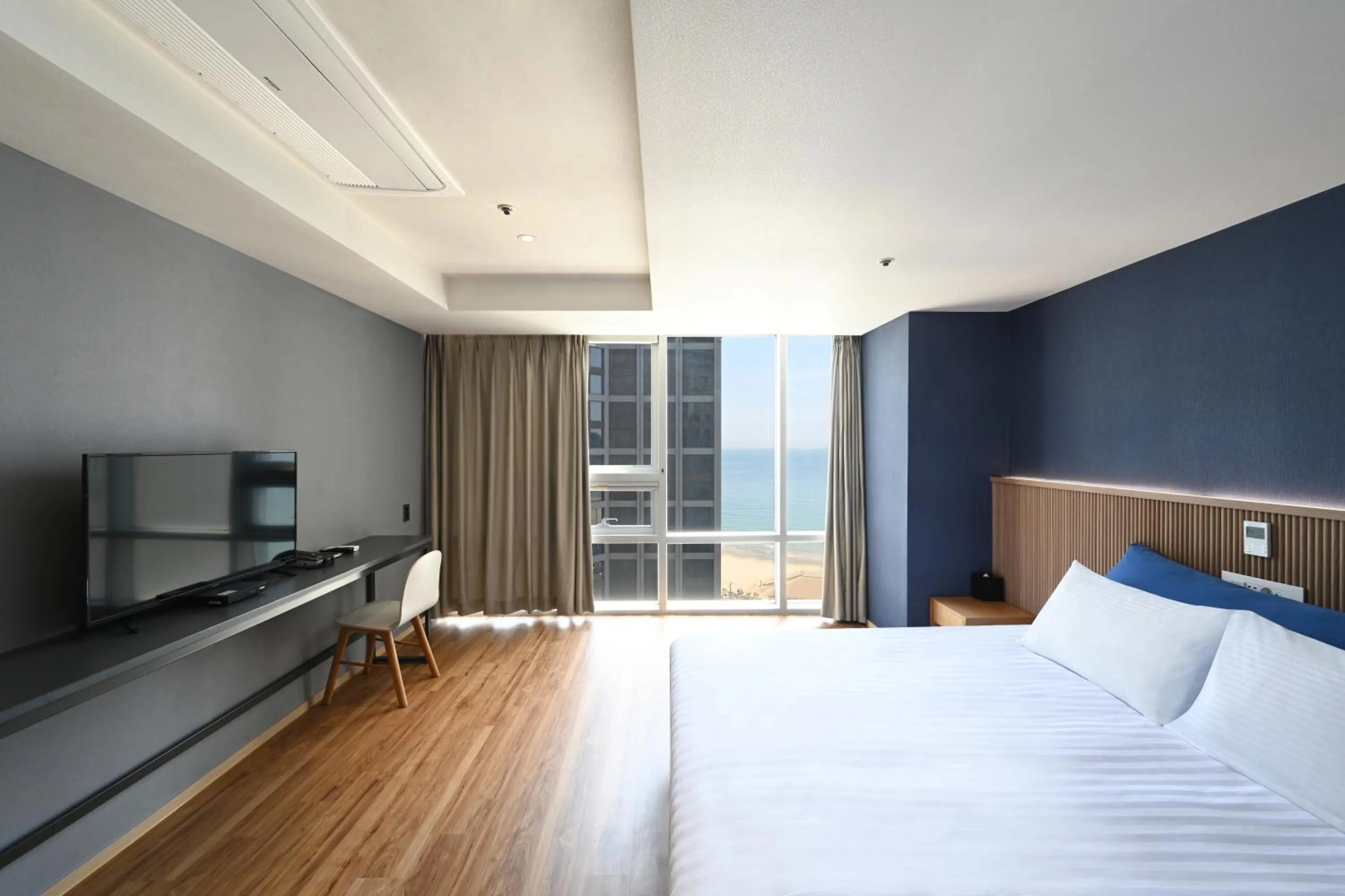 View (from property/room), Bed in Kolon Seacloud Hotel