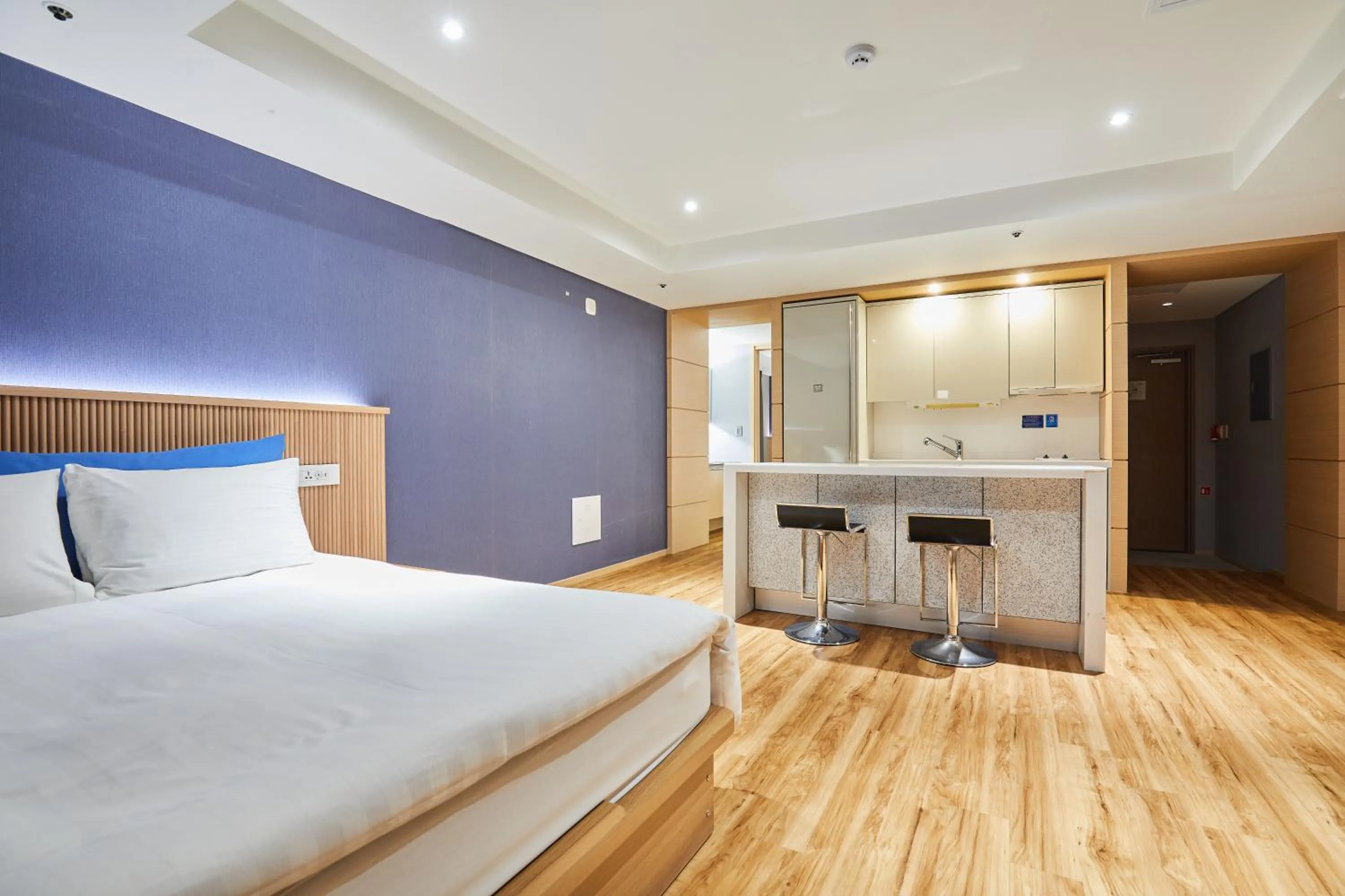 kitchen, Bed in Kolon Seacloud Hotel