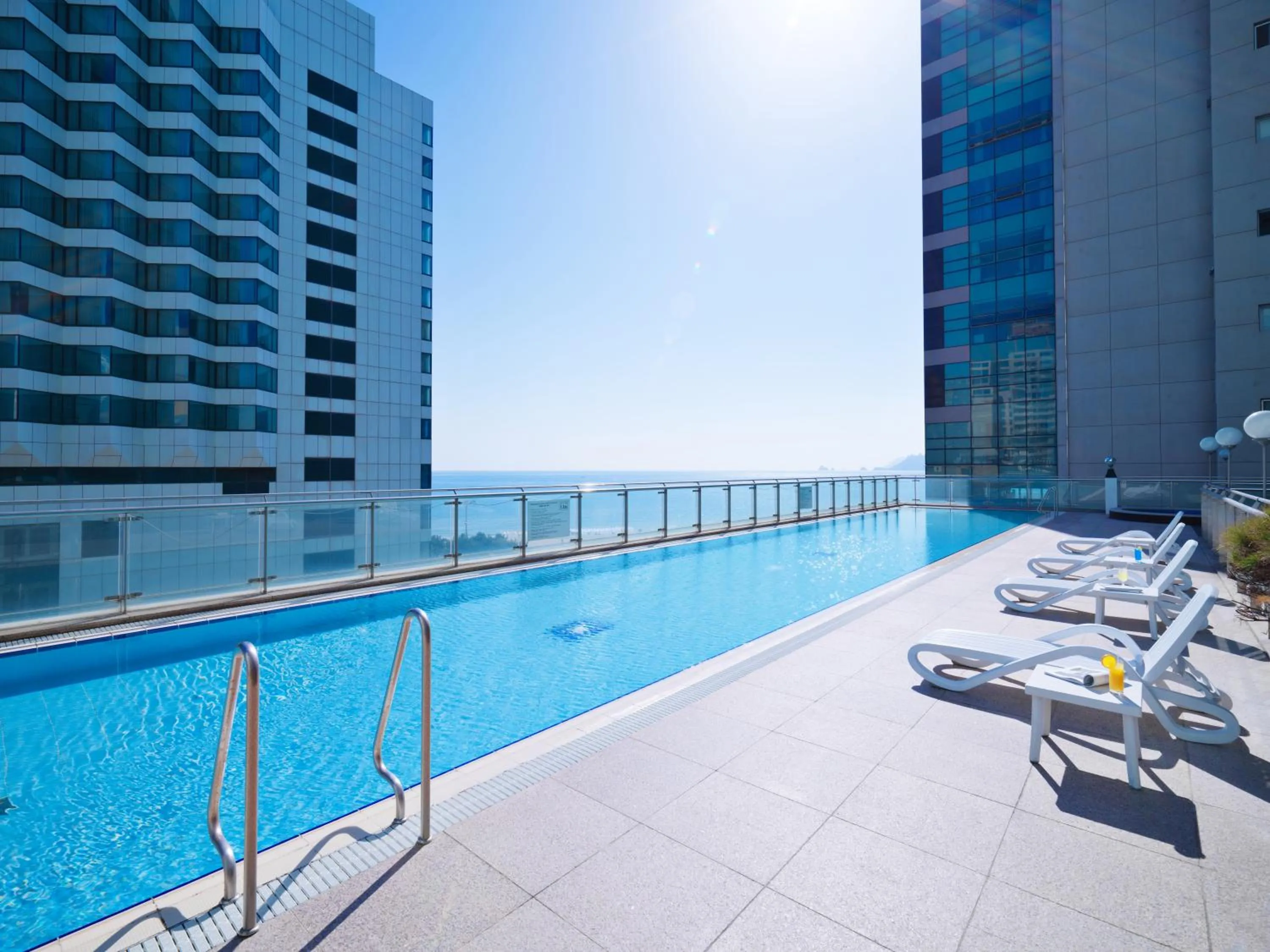 Swimming pool in Kolon Seacloud Hotel