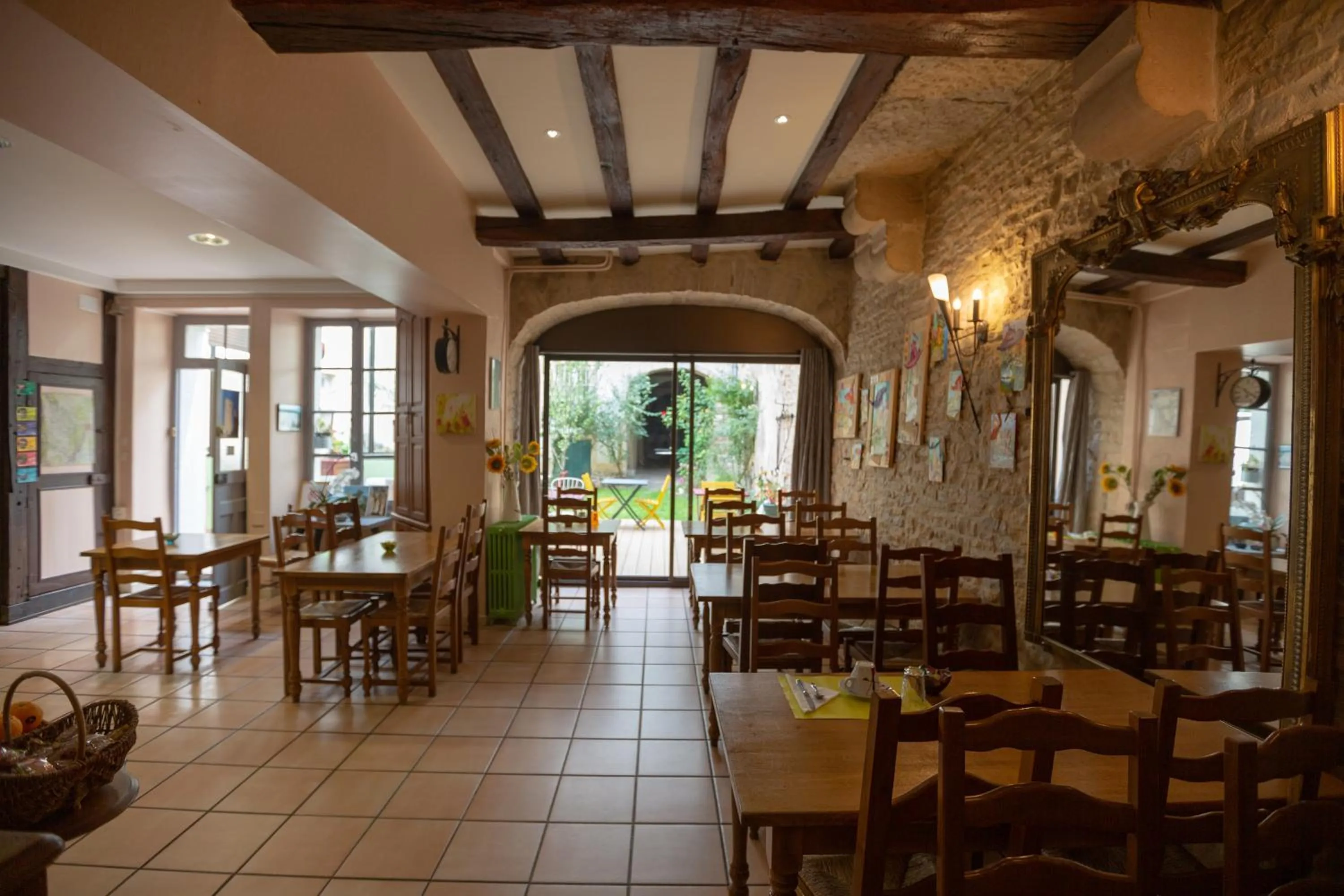 Restaurant/places to eat in Hôtel République