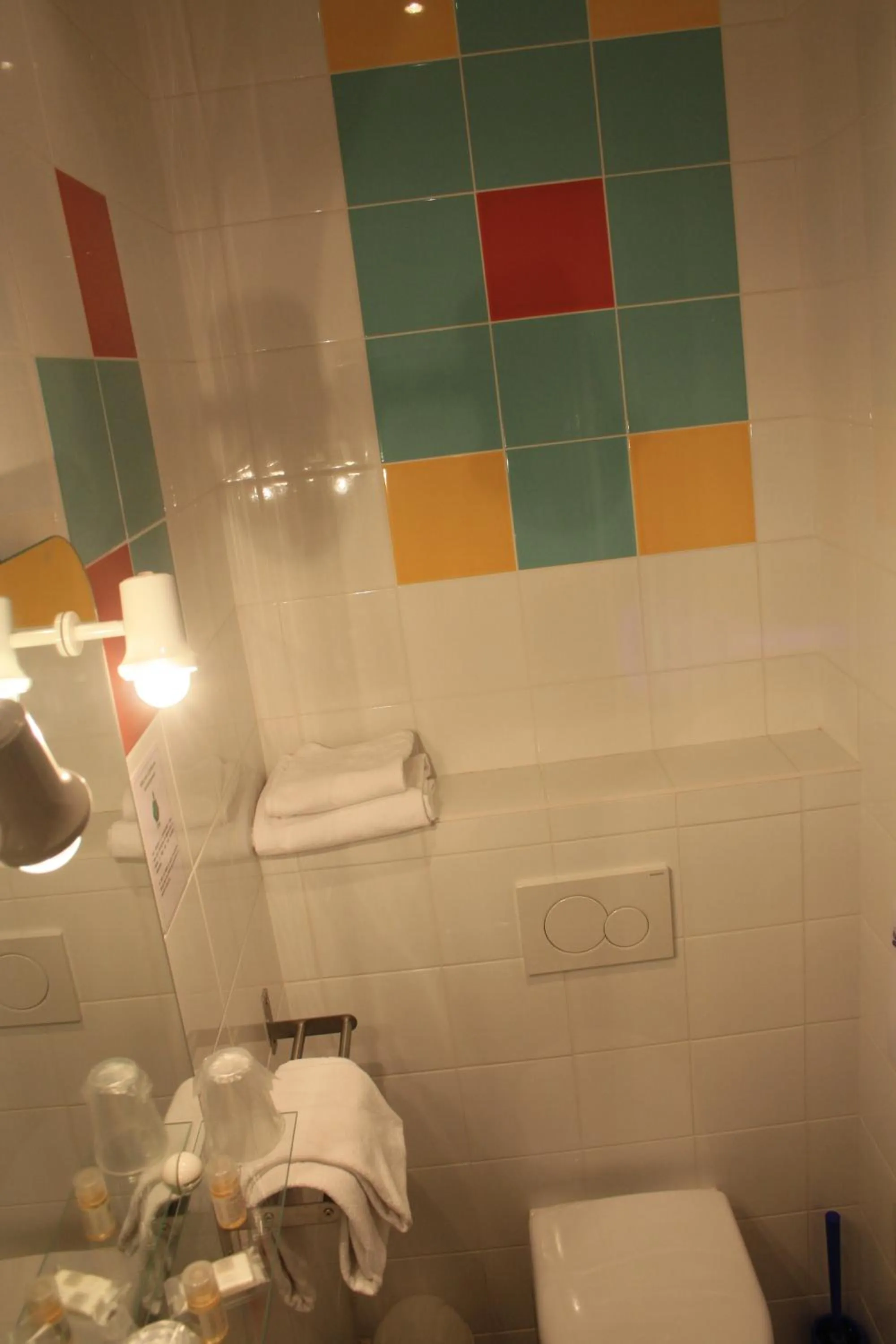 Toilet in Hôtel République