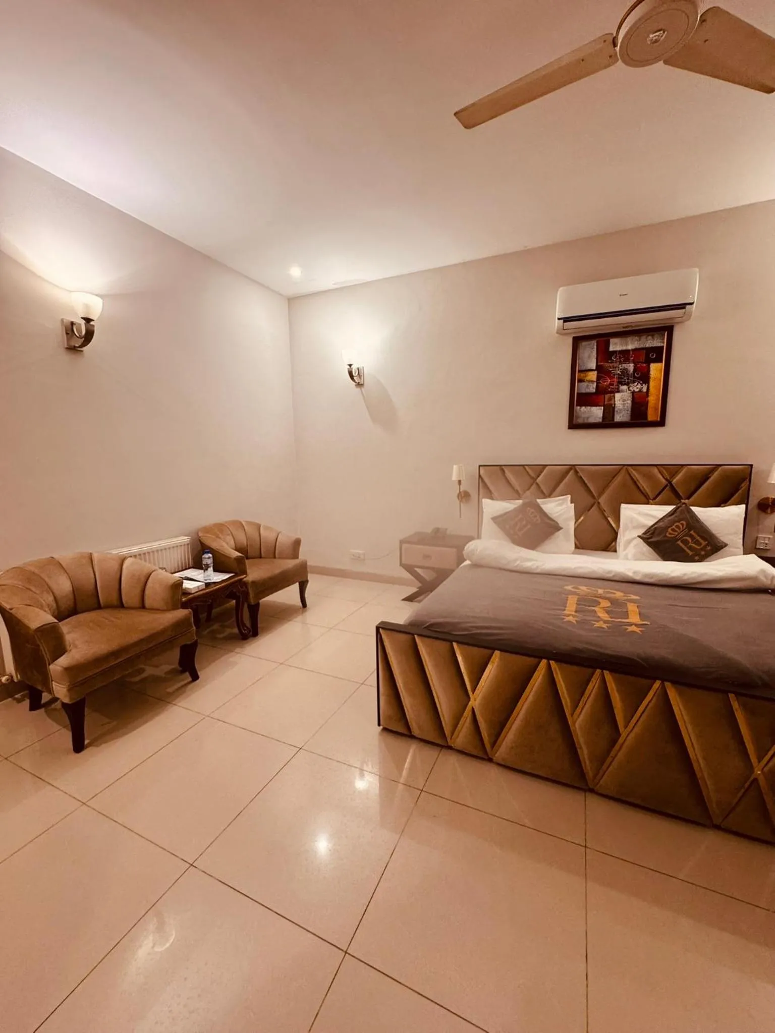 Bed in Reina Boutique Hotel - G9