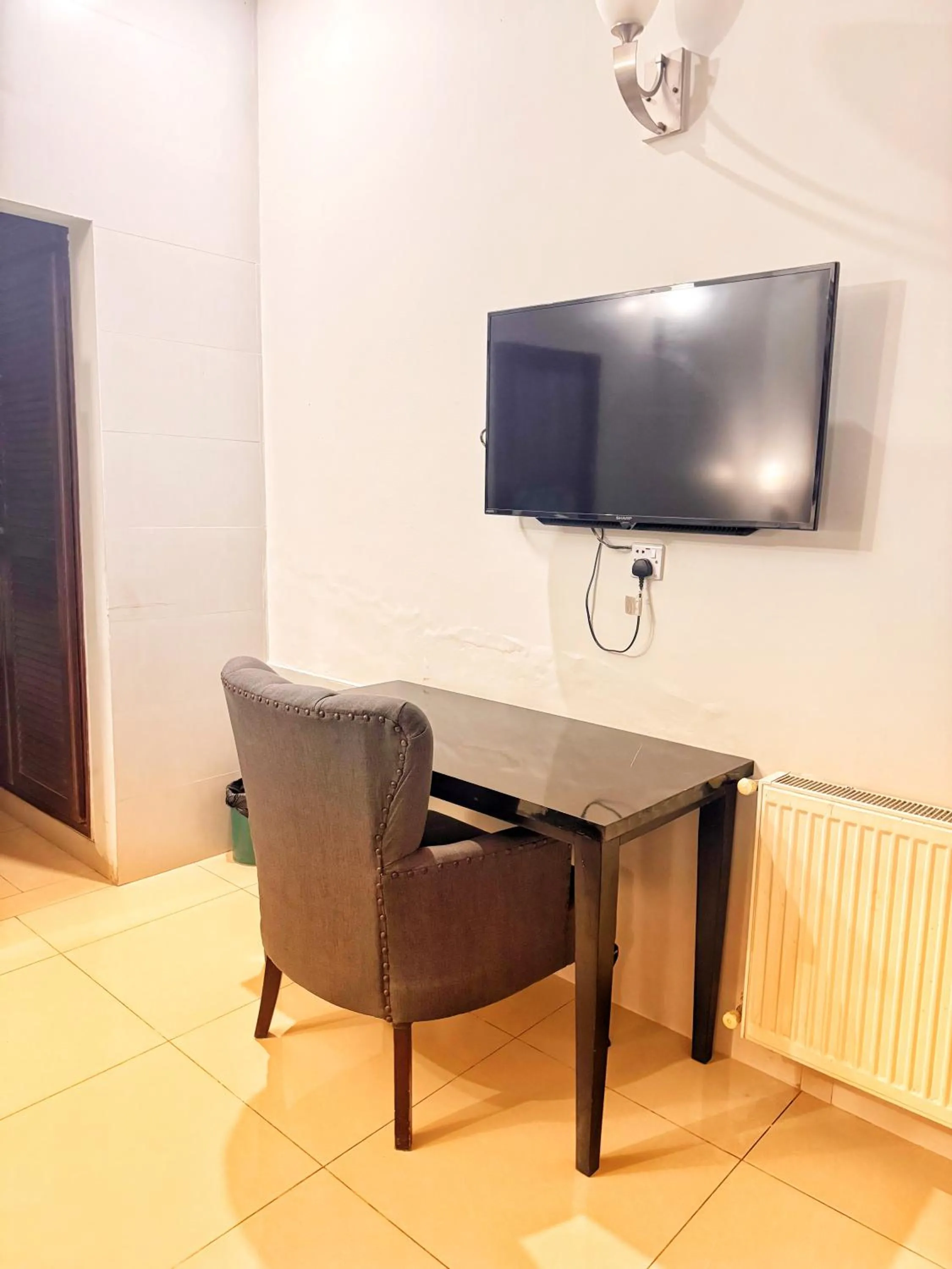 TV and multimedia in Reina Boutique Hotel - G9
