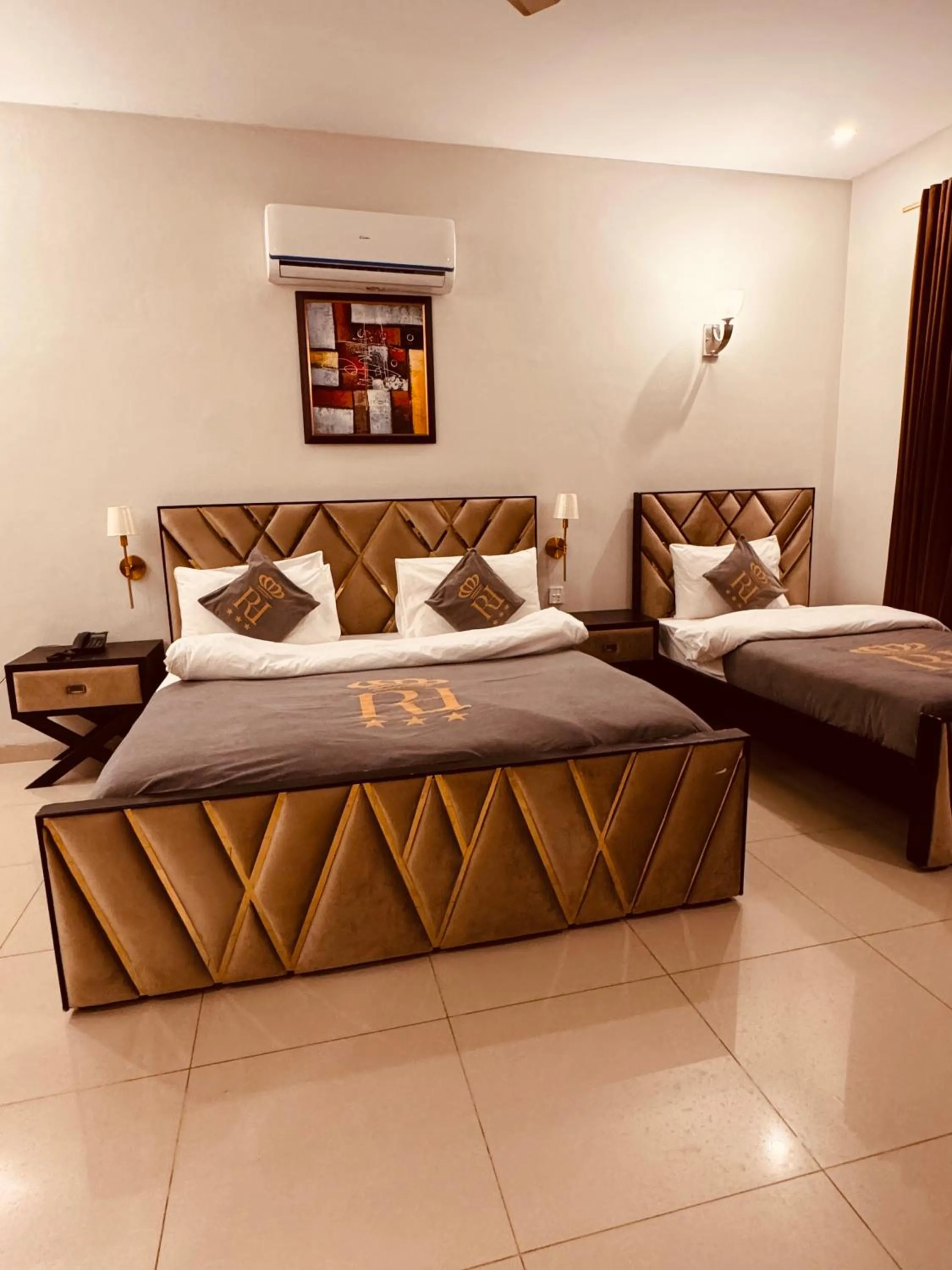 Photo of the whole room, Bed in Reina Boutique Hotel - G9