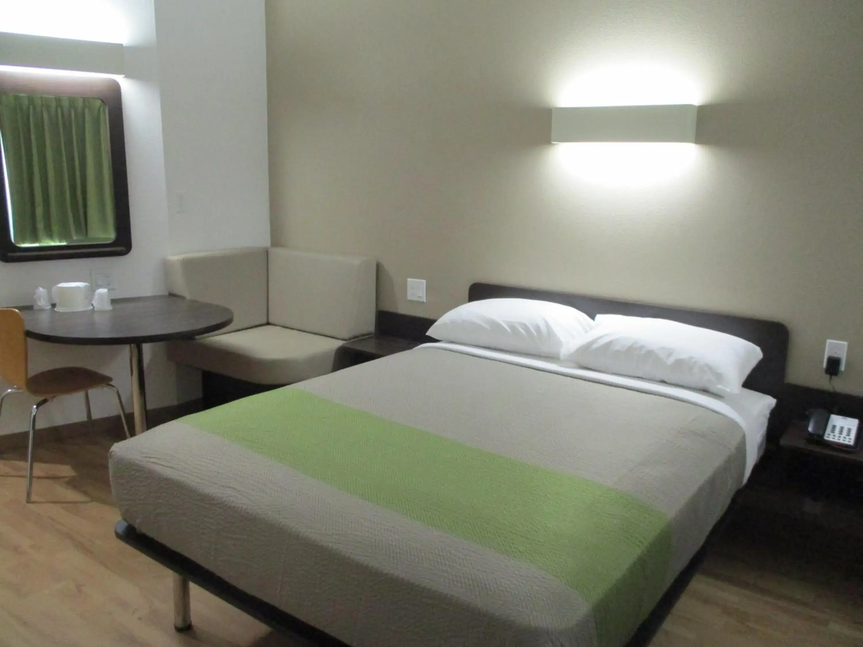 Queen Room - Non-Smoking in Motel 6-Corpus Christi, TX Queen Room - Non-Smoking in Motel 6-Corpus Christi, TX