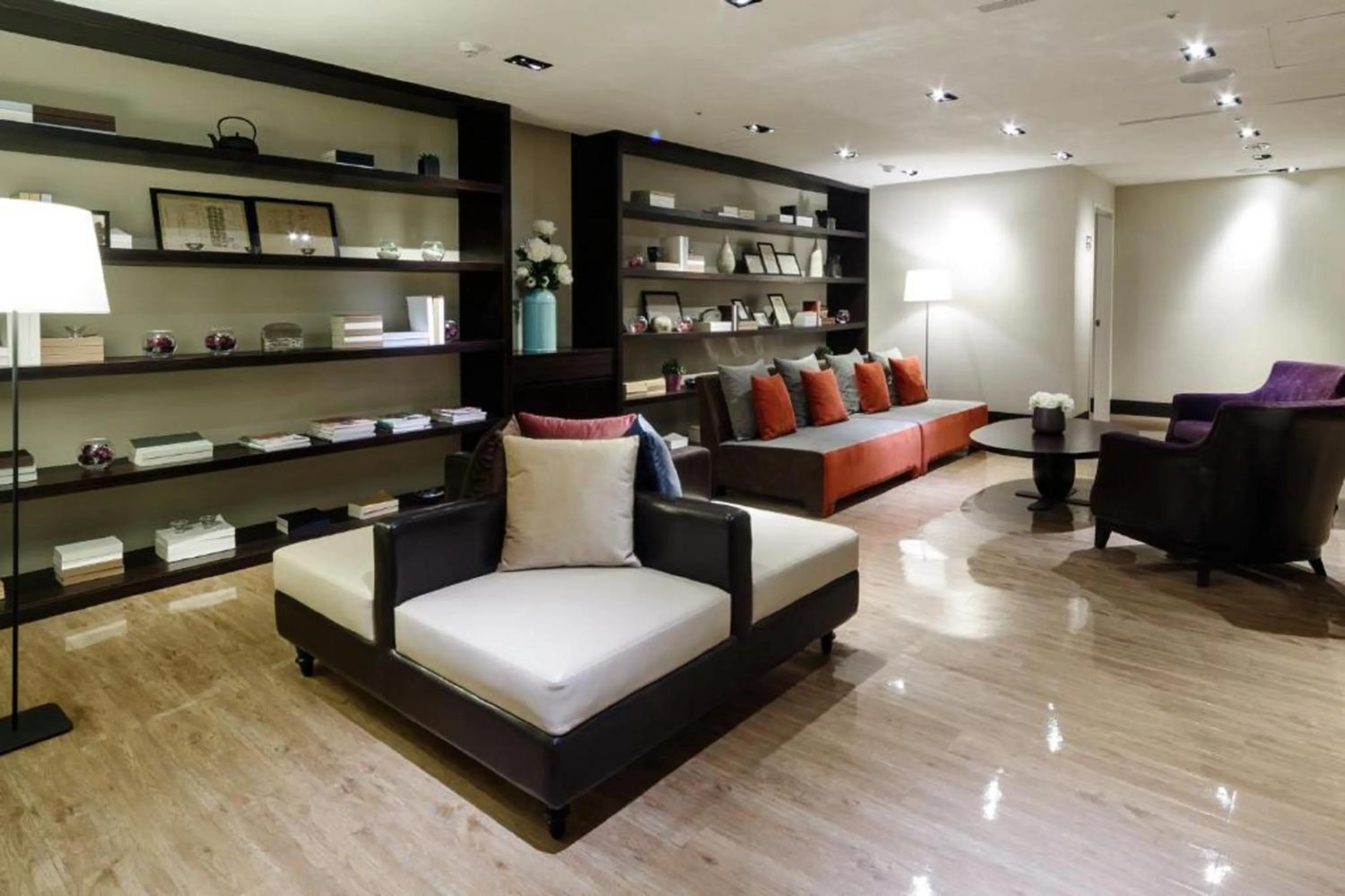 Communal lounge/ TV room in 53 Hotel