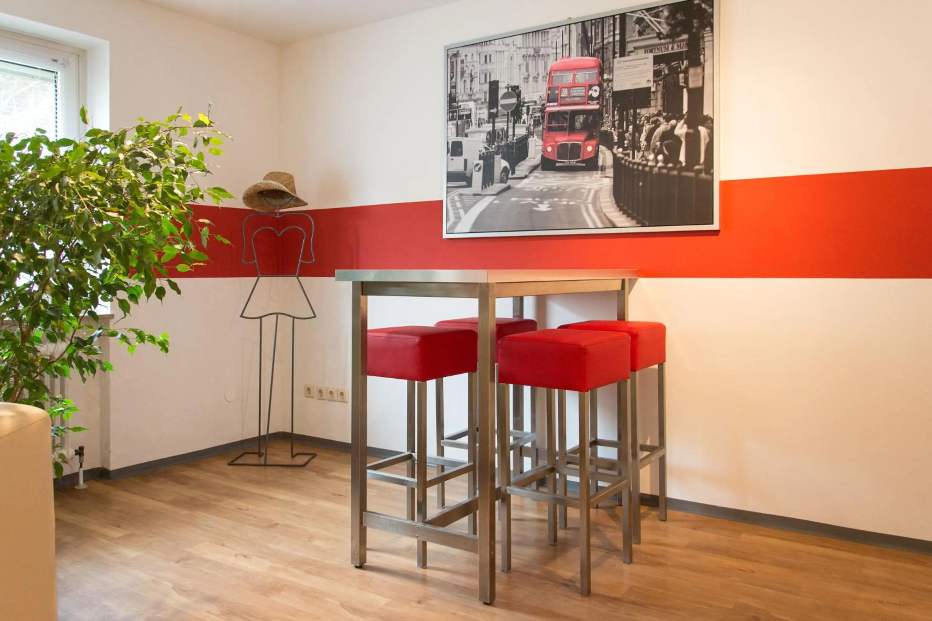 Communal lounge/ TV room in 1, 2, sleep Hostel Nürnberg Messe