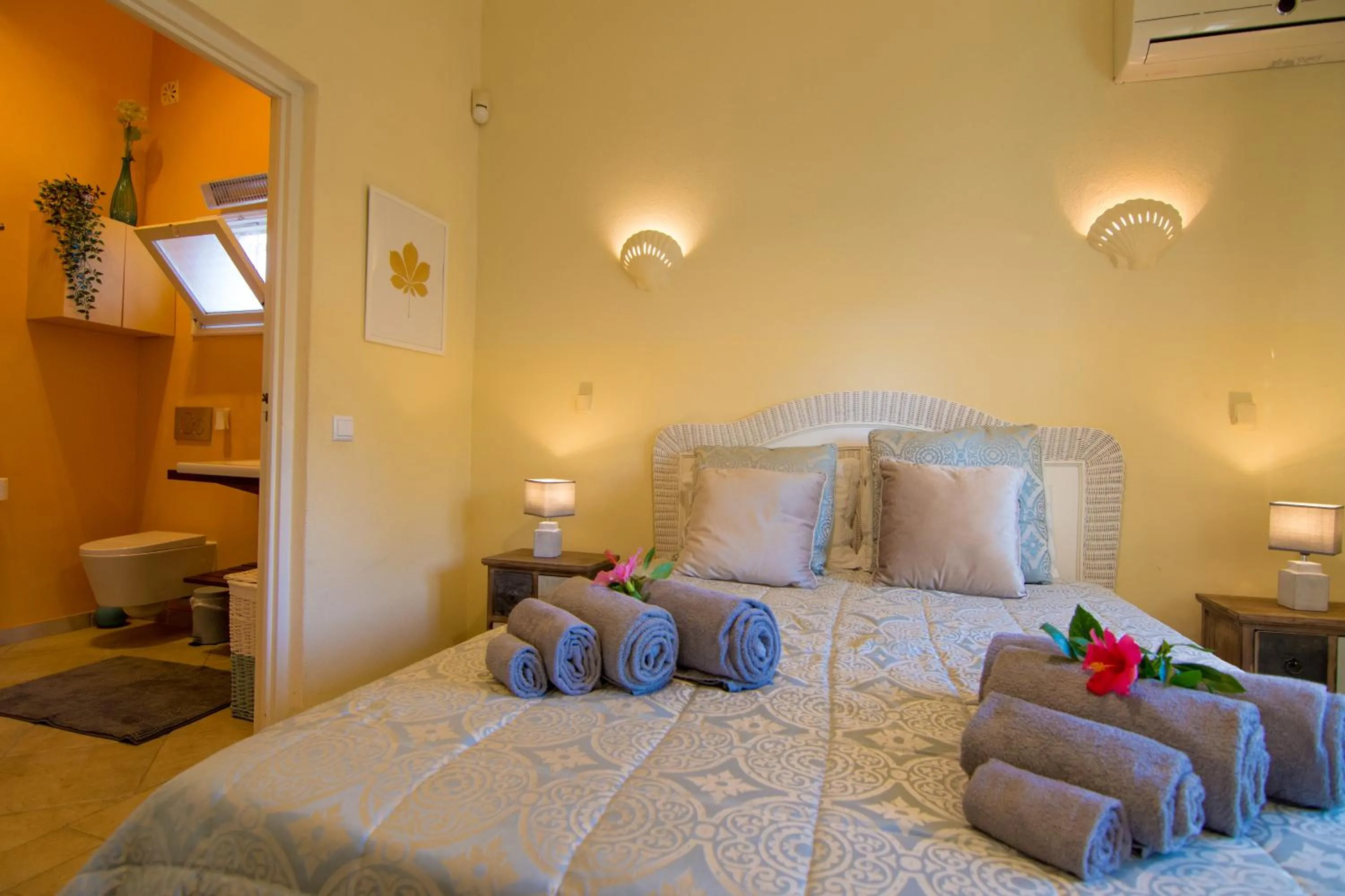 Bed in villa yvonne,private pool,private parking 1,7 km from the beach