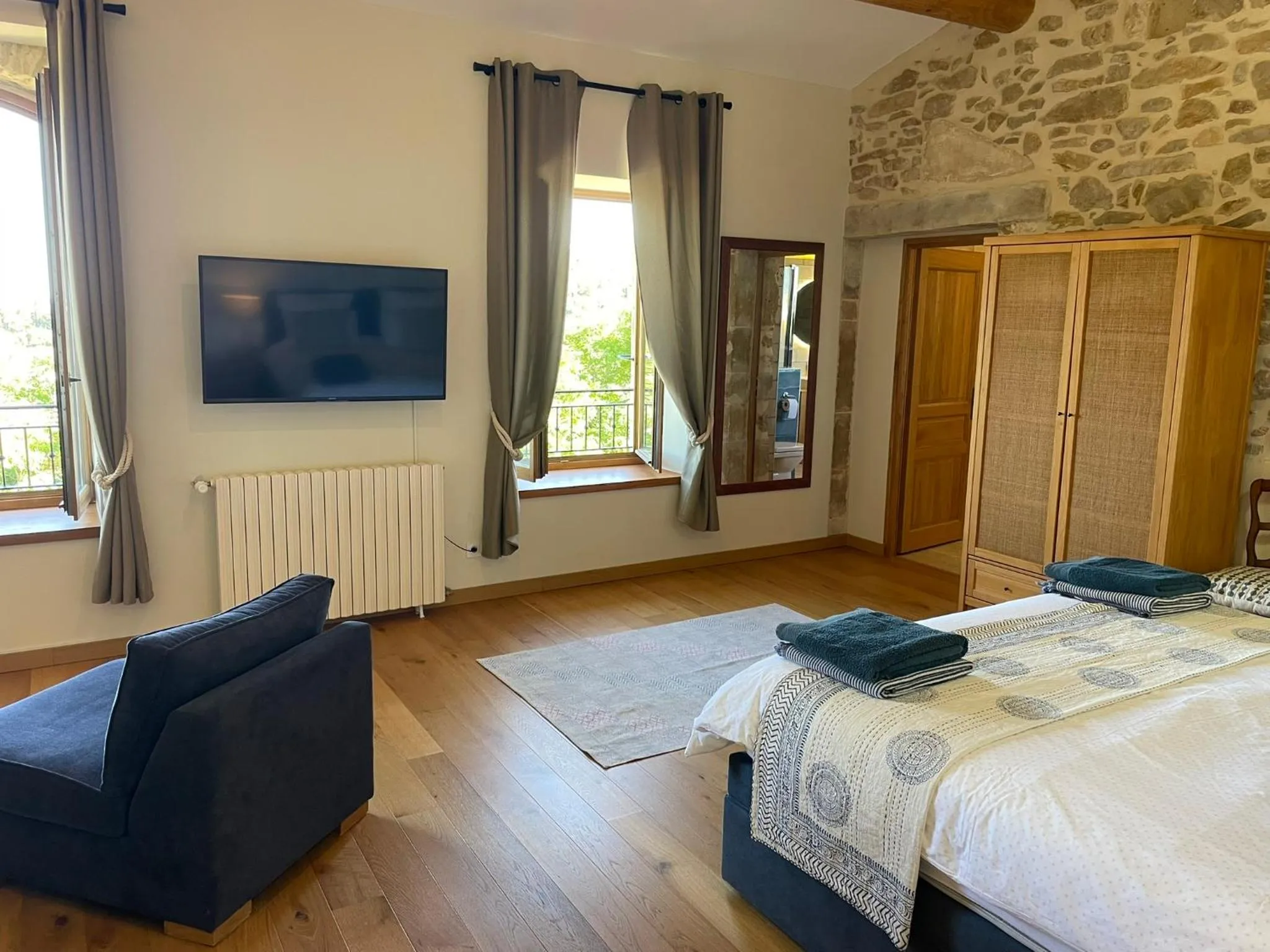 Photo of the whole room, Bed in Les Yourtes de Provence