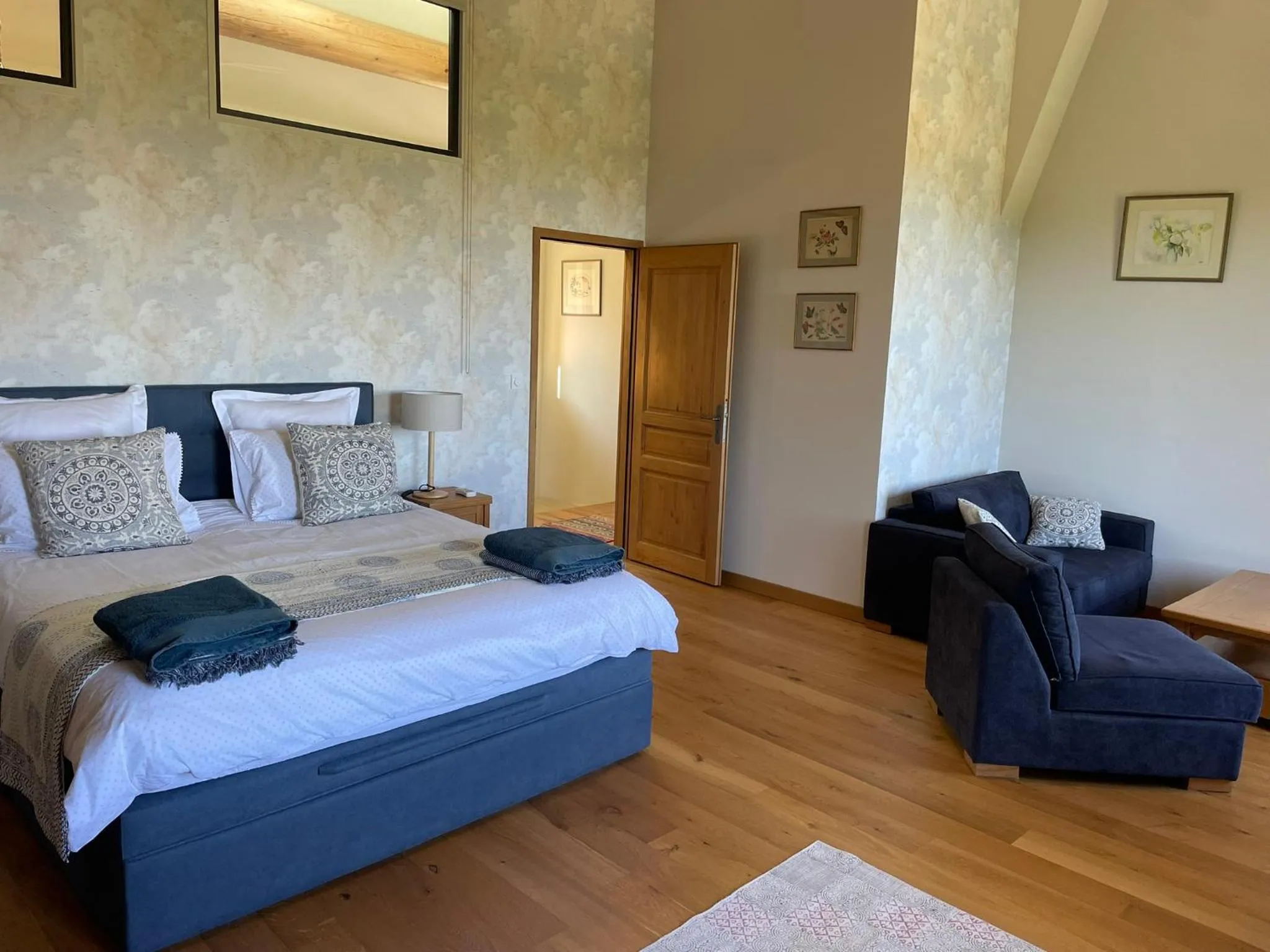 Seating area, Bed in Les Yourtes de Provence