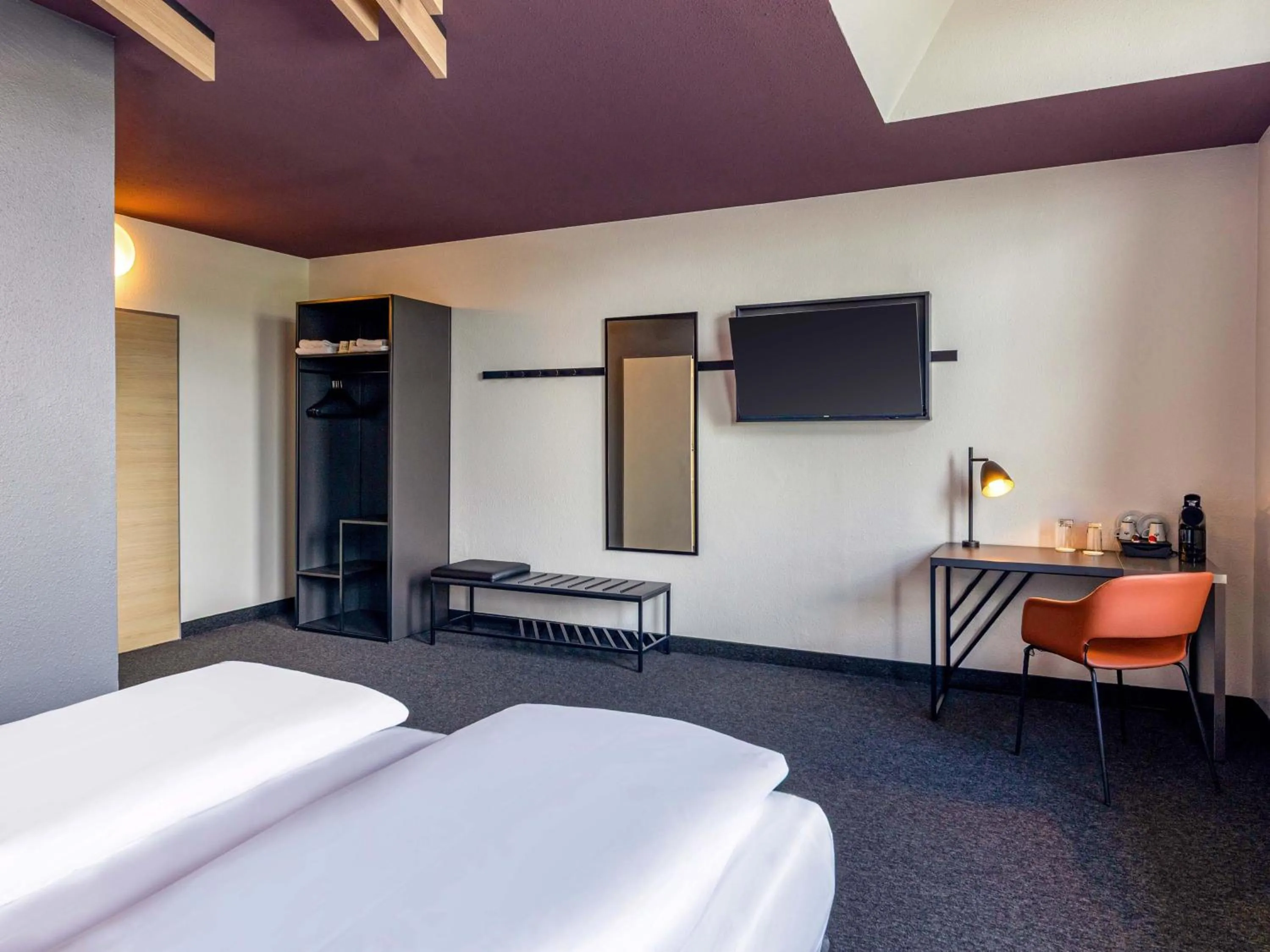 Photo of the whole room, Bed in B&B HOTEL Bochum Hbf-Nord