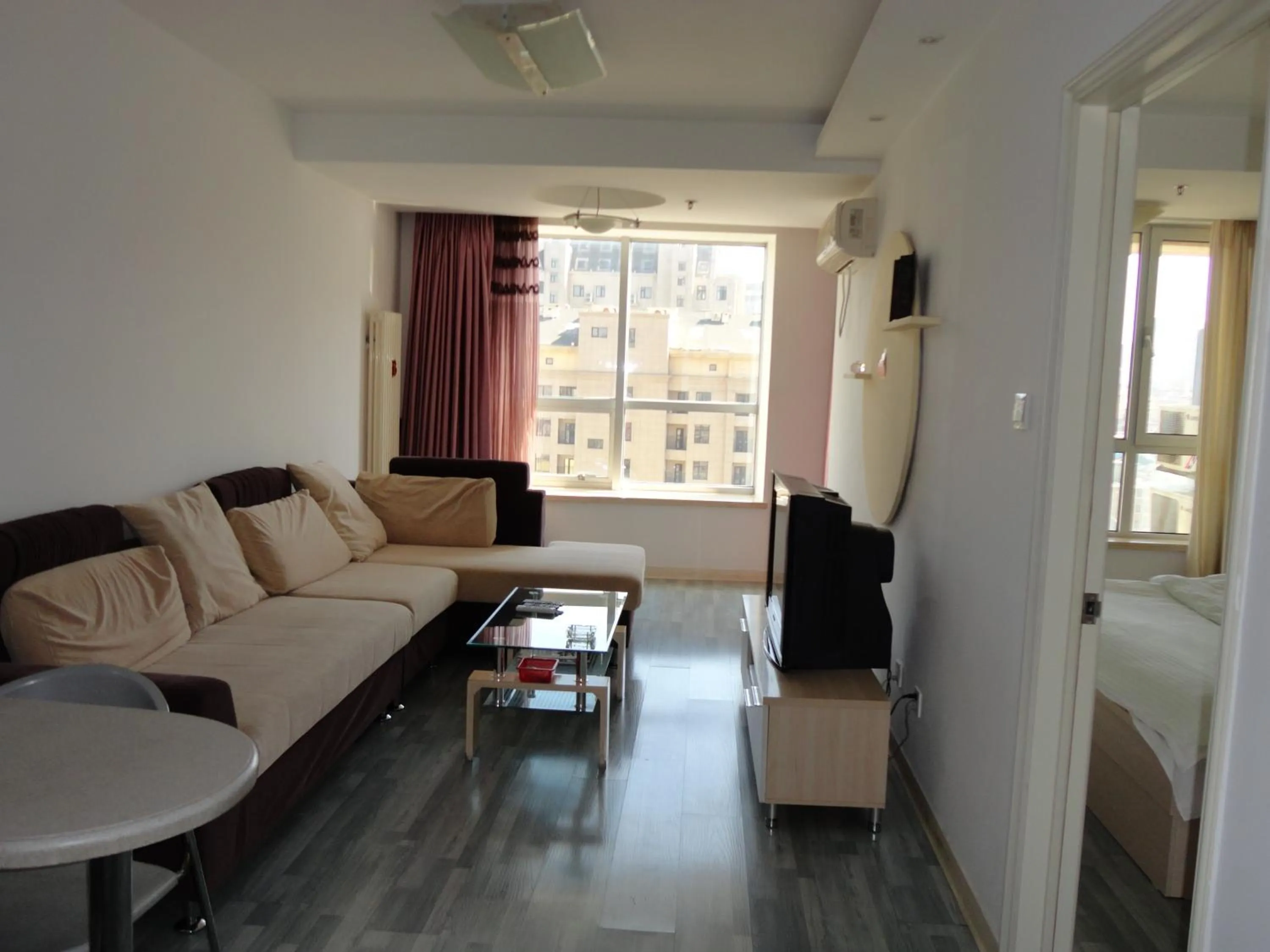 Photo of the whole room, Bed in Dalian Xiuzhu Mansion Apartment