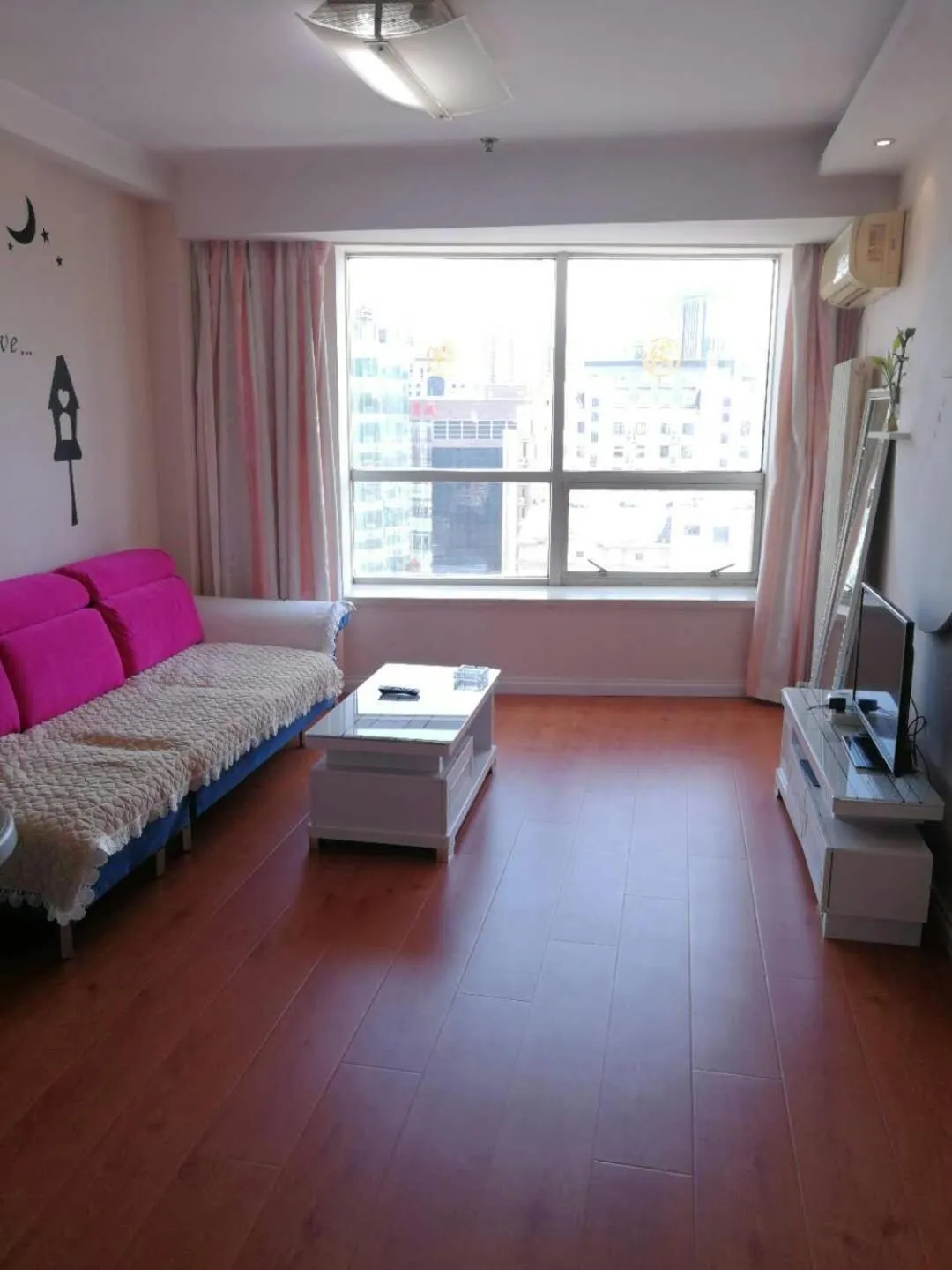 Living room, Bed in Dalian Xiuzhu Mansion Apartment