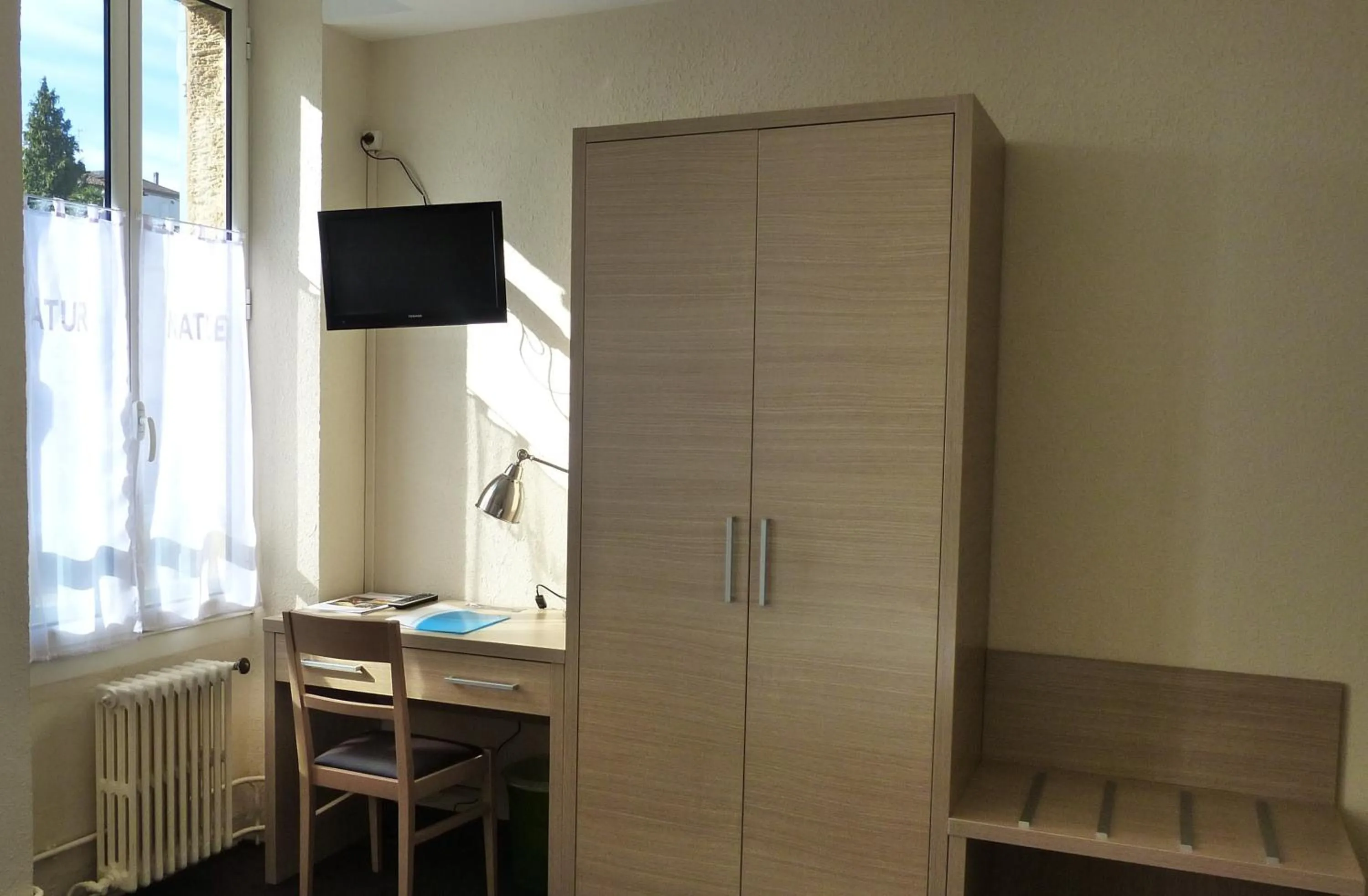 Photo of the whole room in Hôtel Restaurant du Commerce