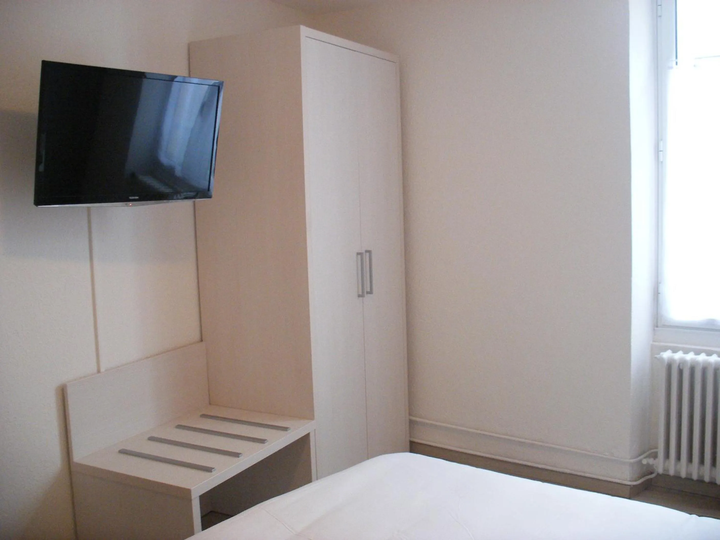 TV and multimedia, Bed in Hôtel Restaurant du Commerce