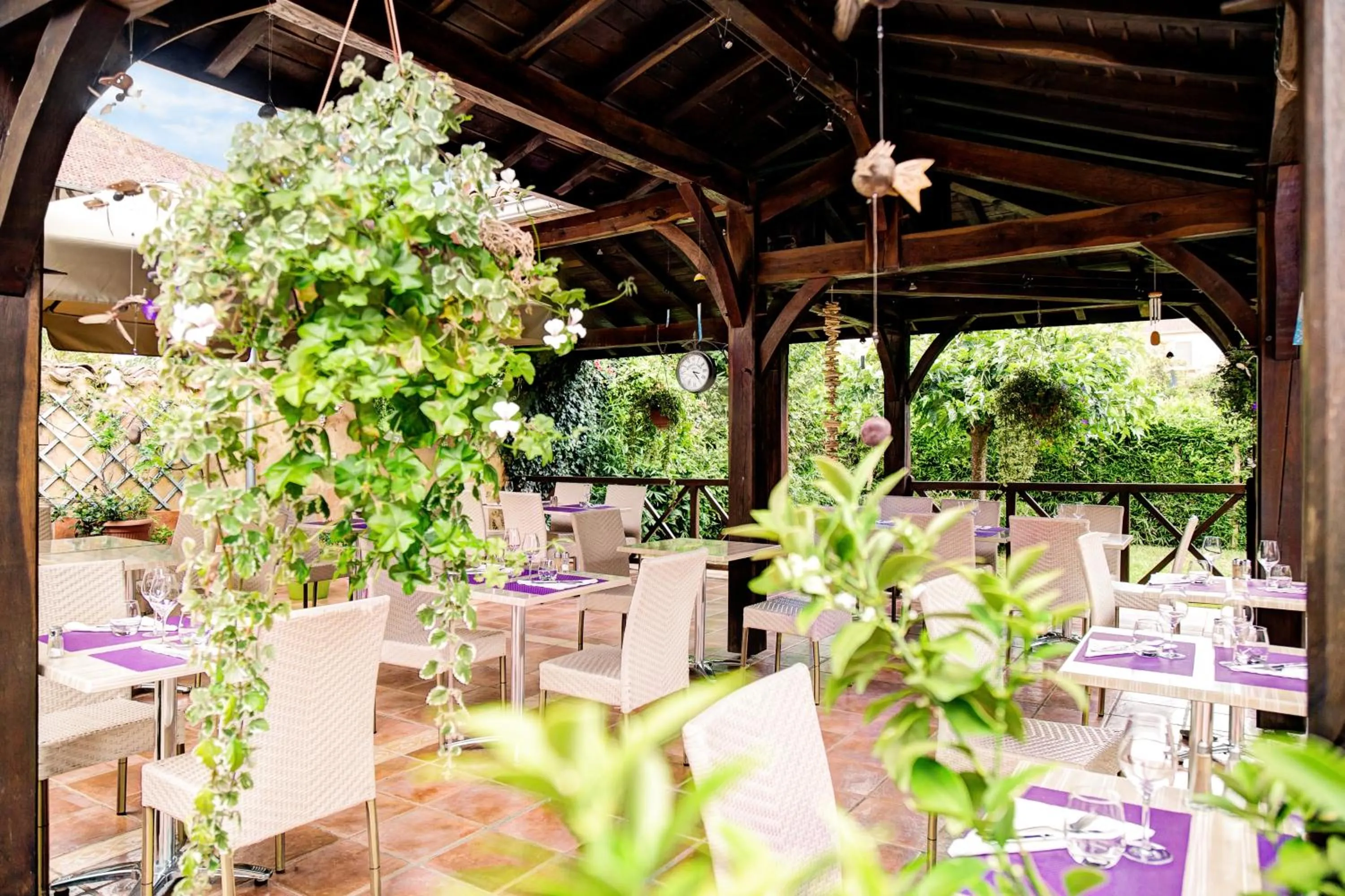 Patio in Hôtel Restaurant du Commerce