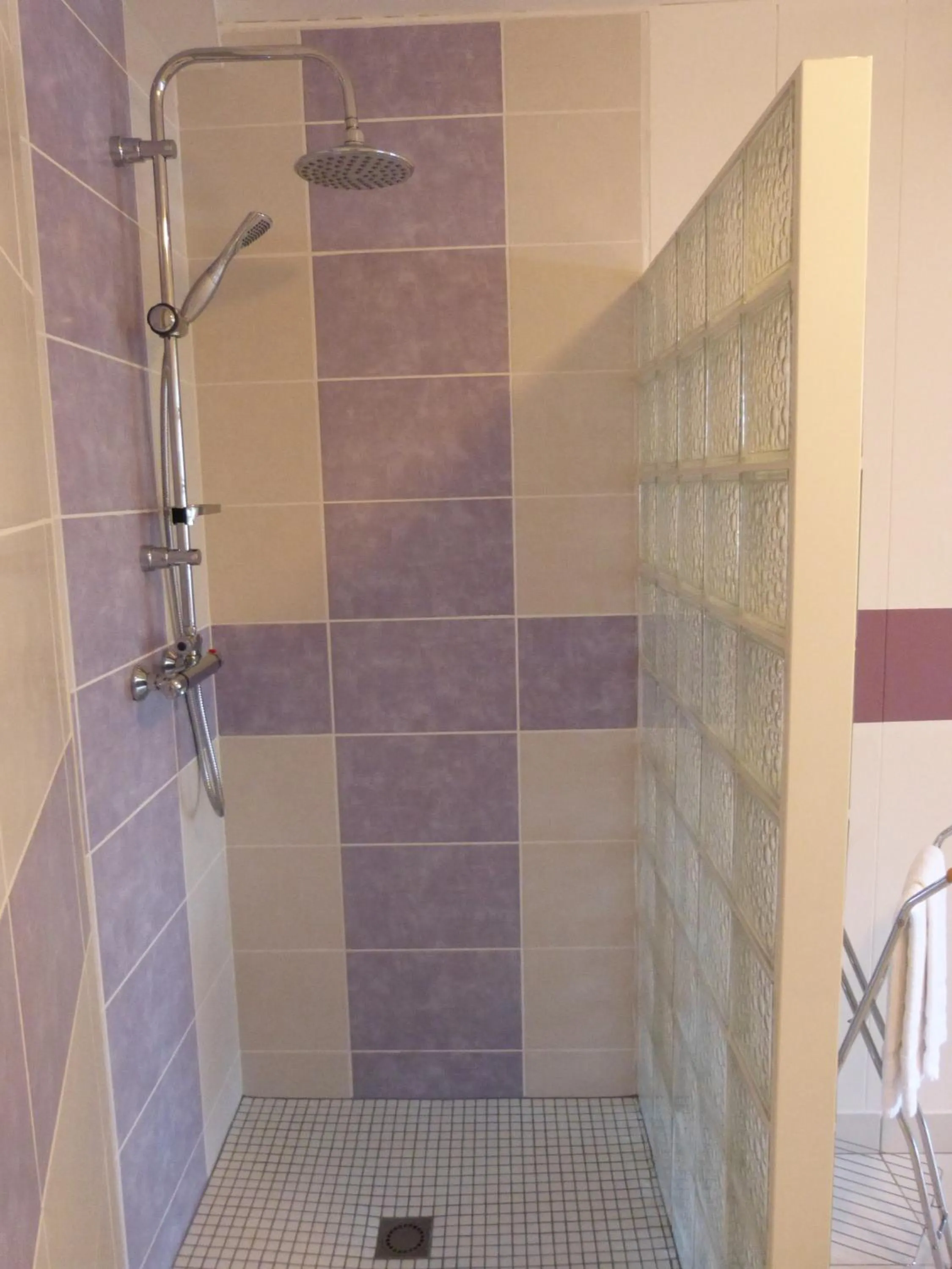 Bathroom in Hôtel Restaurant du Commerce