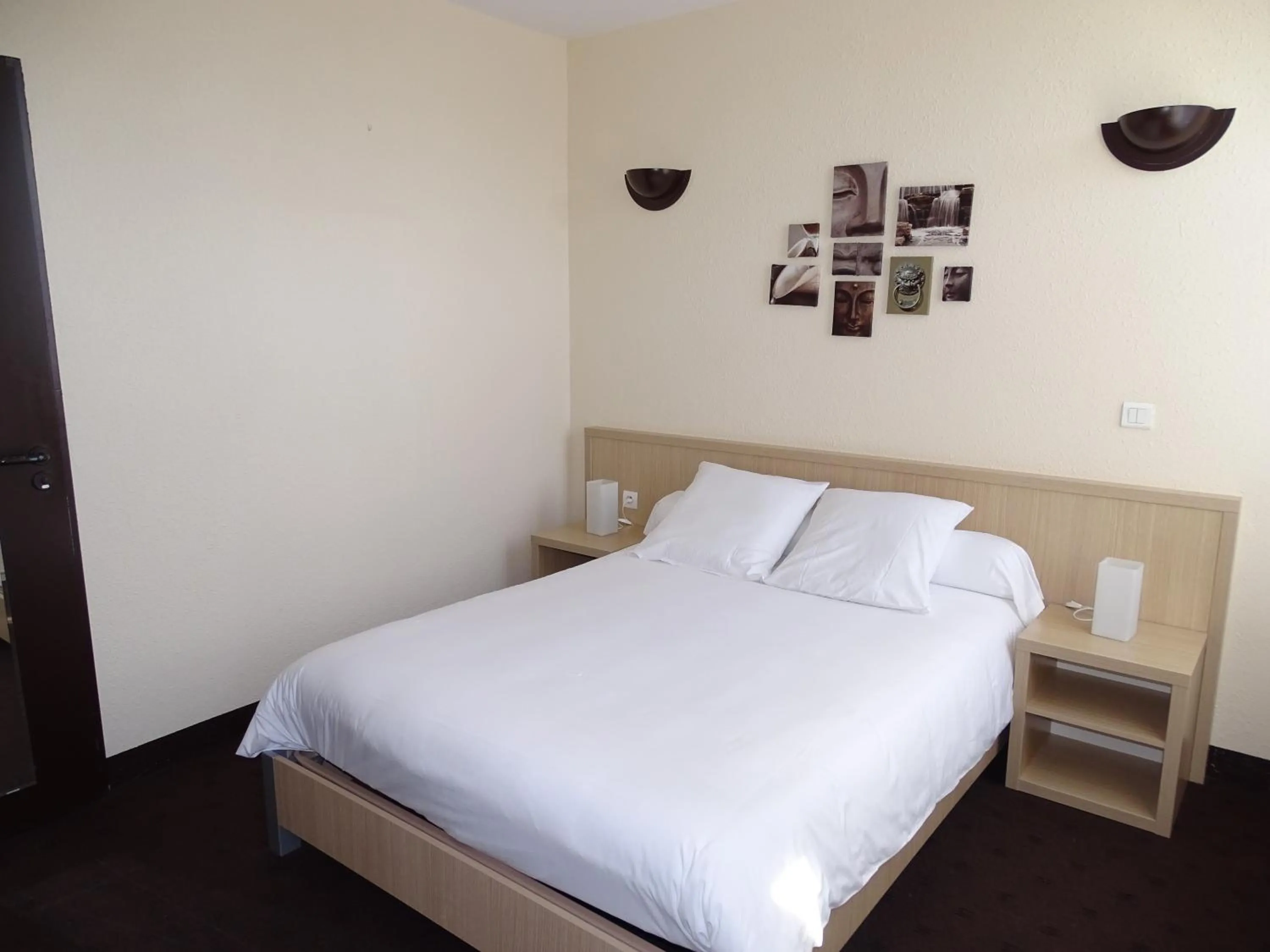 Bedroom, Bed in Hôtel Restaurant du Commerce