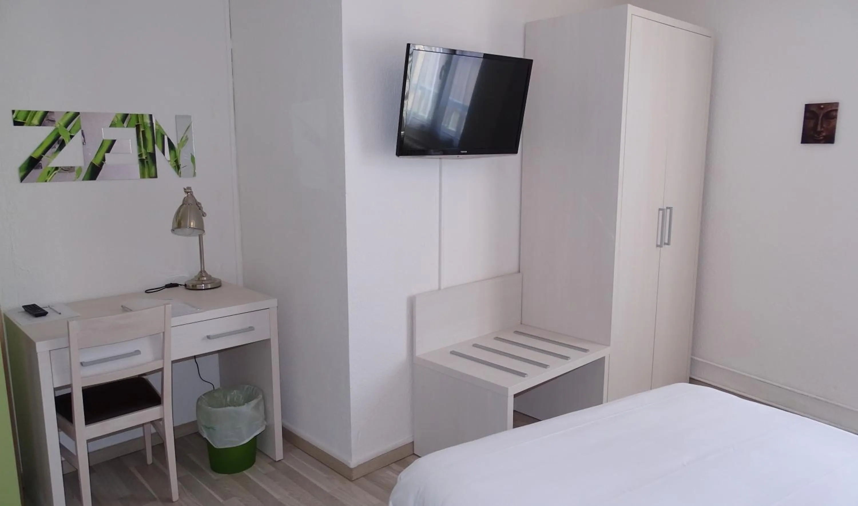 Bedroom, Bed in Hôtel Restaurant du Commerce