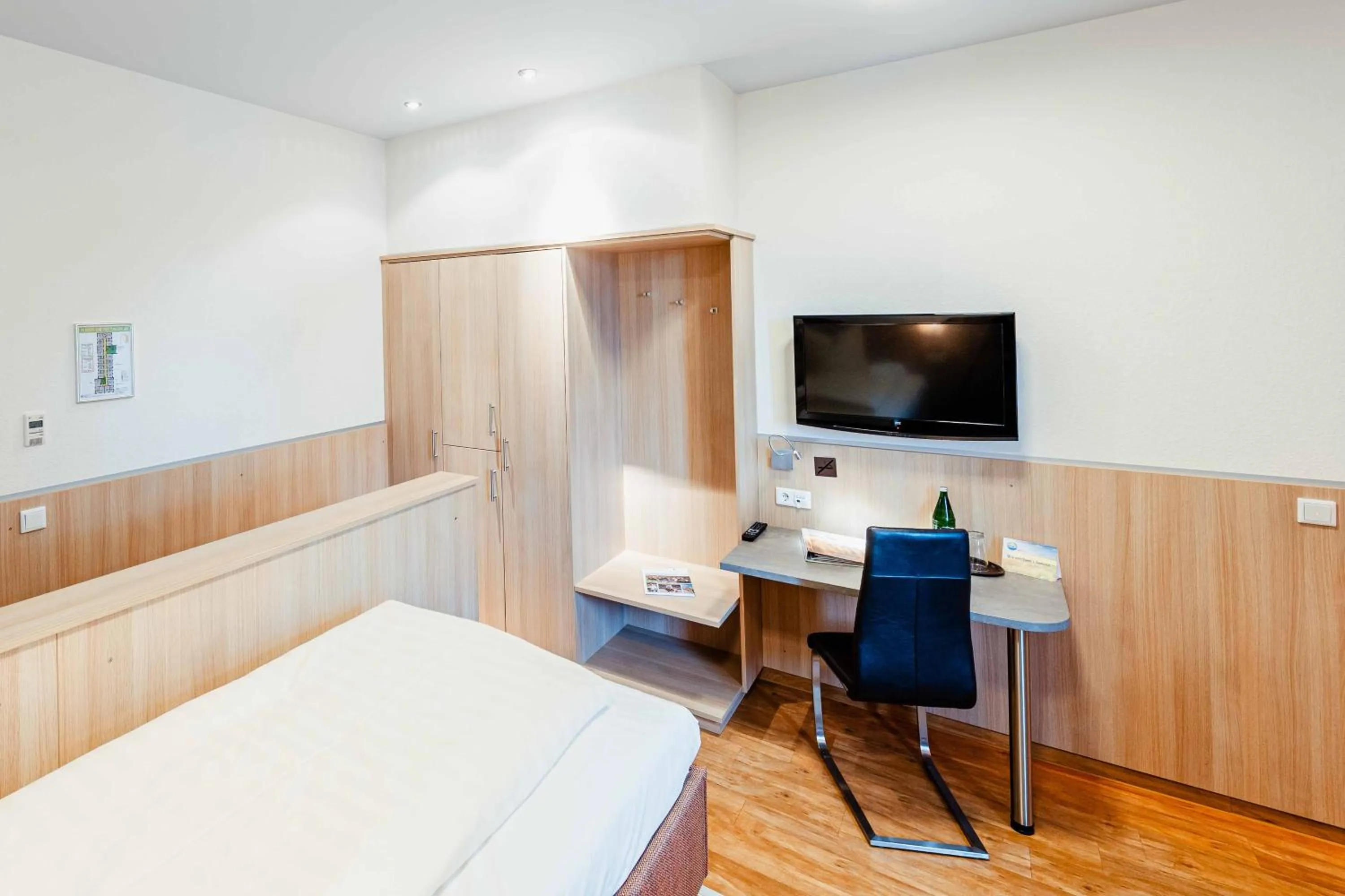 Photo of the whole room, Bed in Gästehaus DEULA