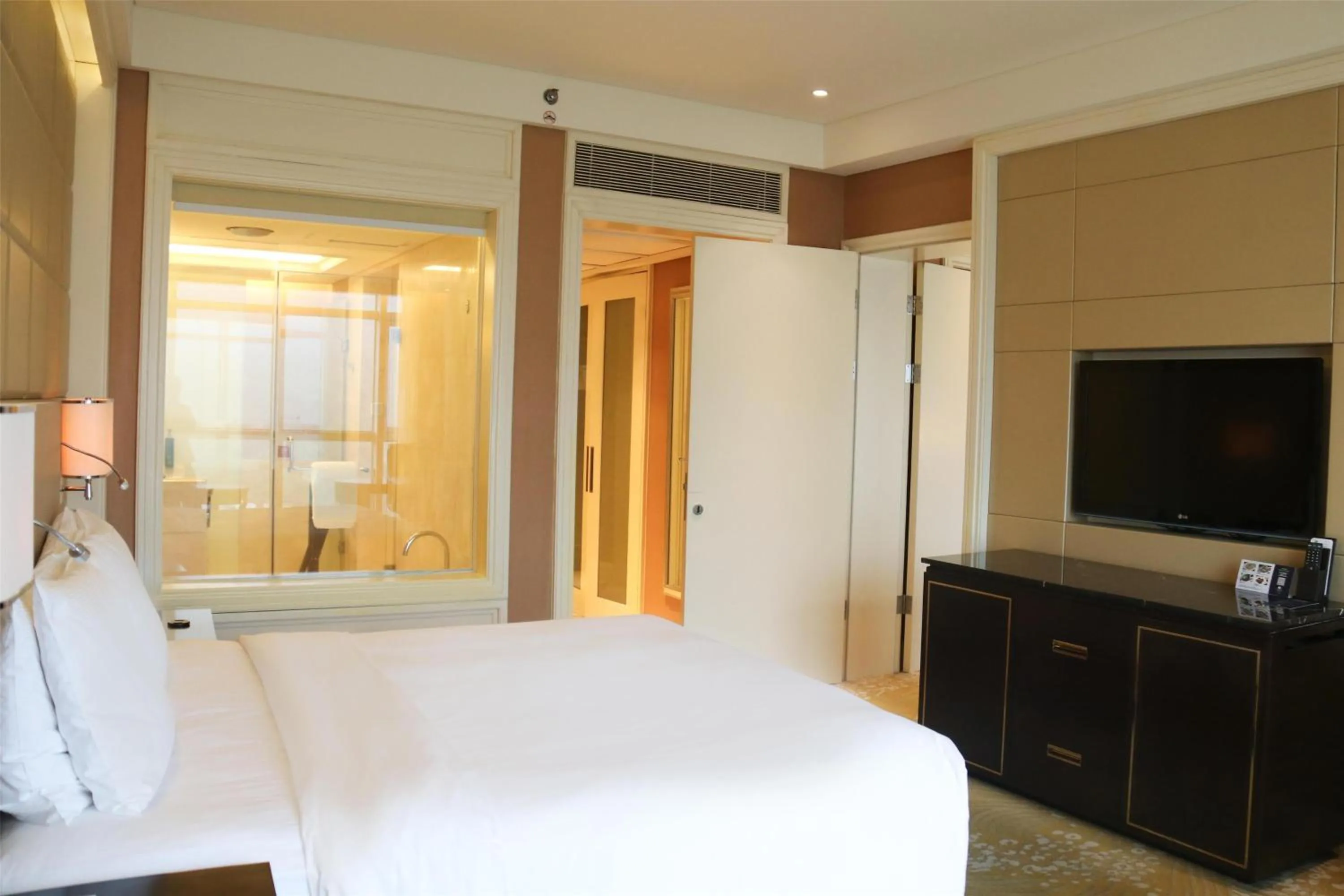 Bathroom, Bed in DoubleTree by Hilton Hotel Putian