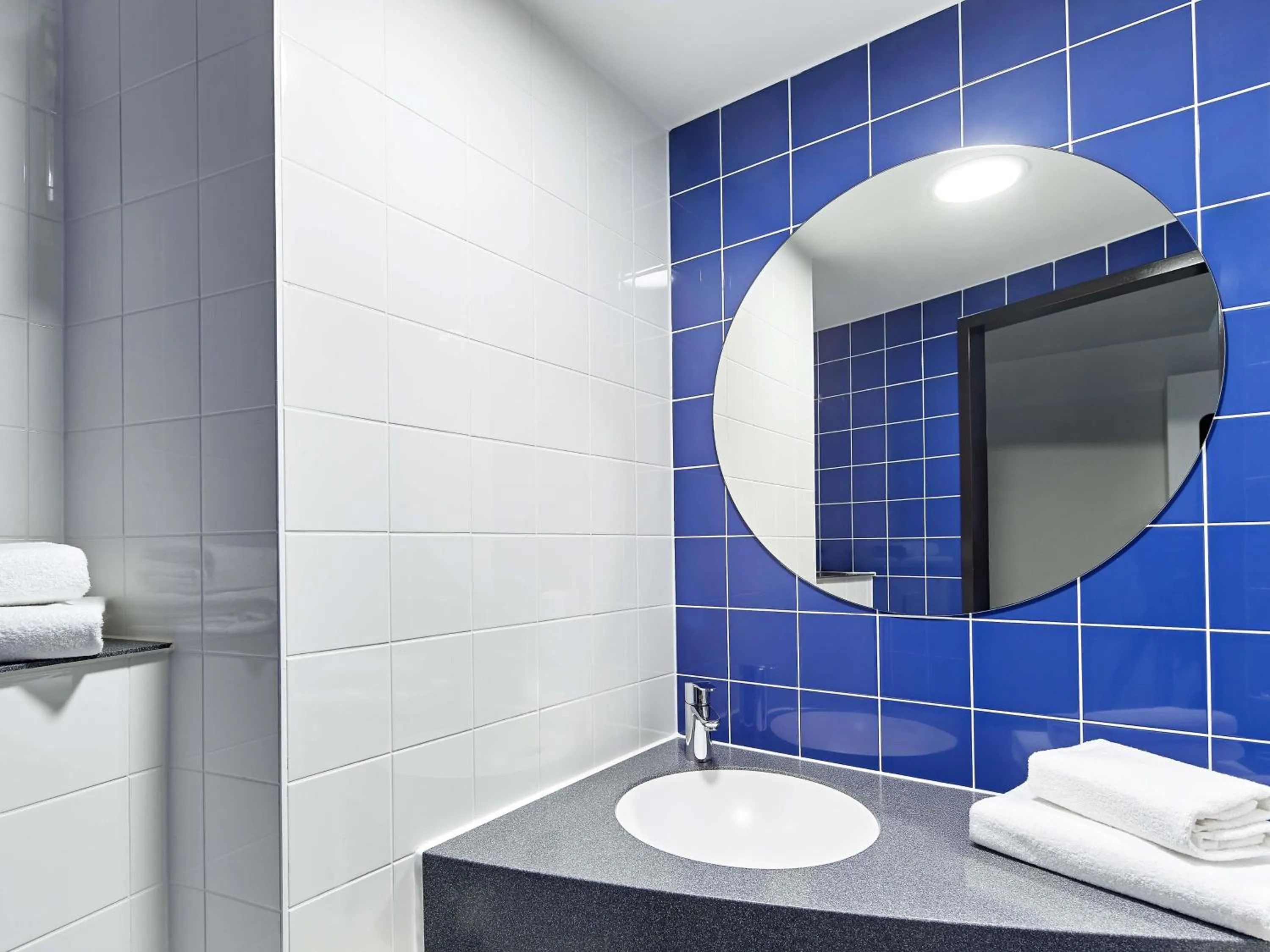 Bathroom in B&B Hotel Köln-Troisdorf