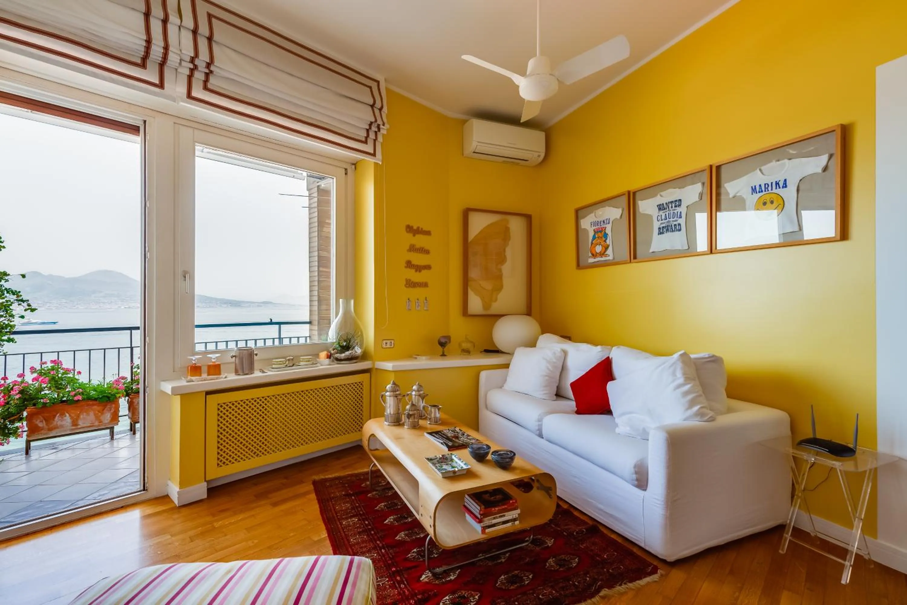 Living room, Bed in O-House Posillipo by Napoliapartments