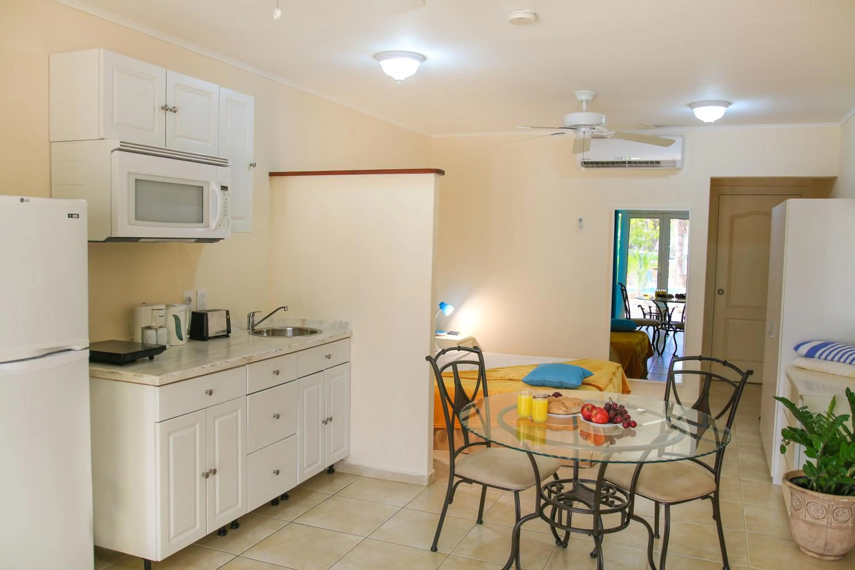 Kitchen or kitchenette, Kitchen/Kitchenette in Aqua Viva Suites
