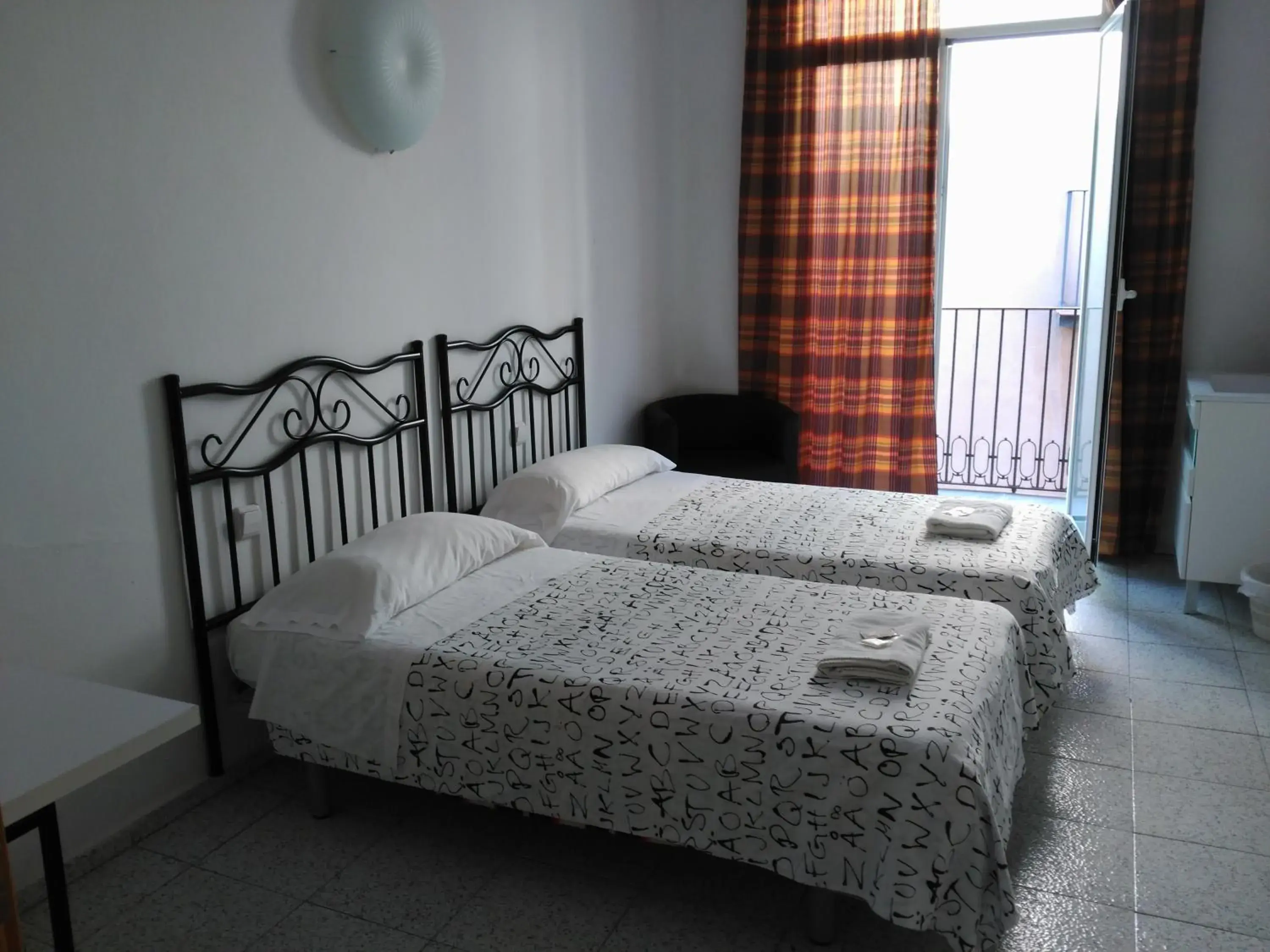Twin Room with Shared Bathroom in Hostal River Twin Room with Shared Bathroom in Hostal River