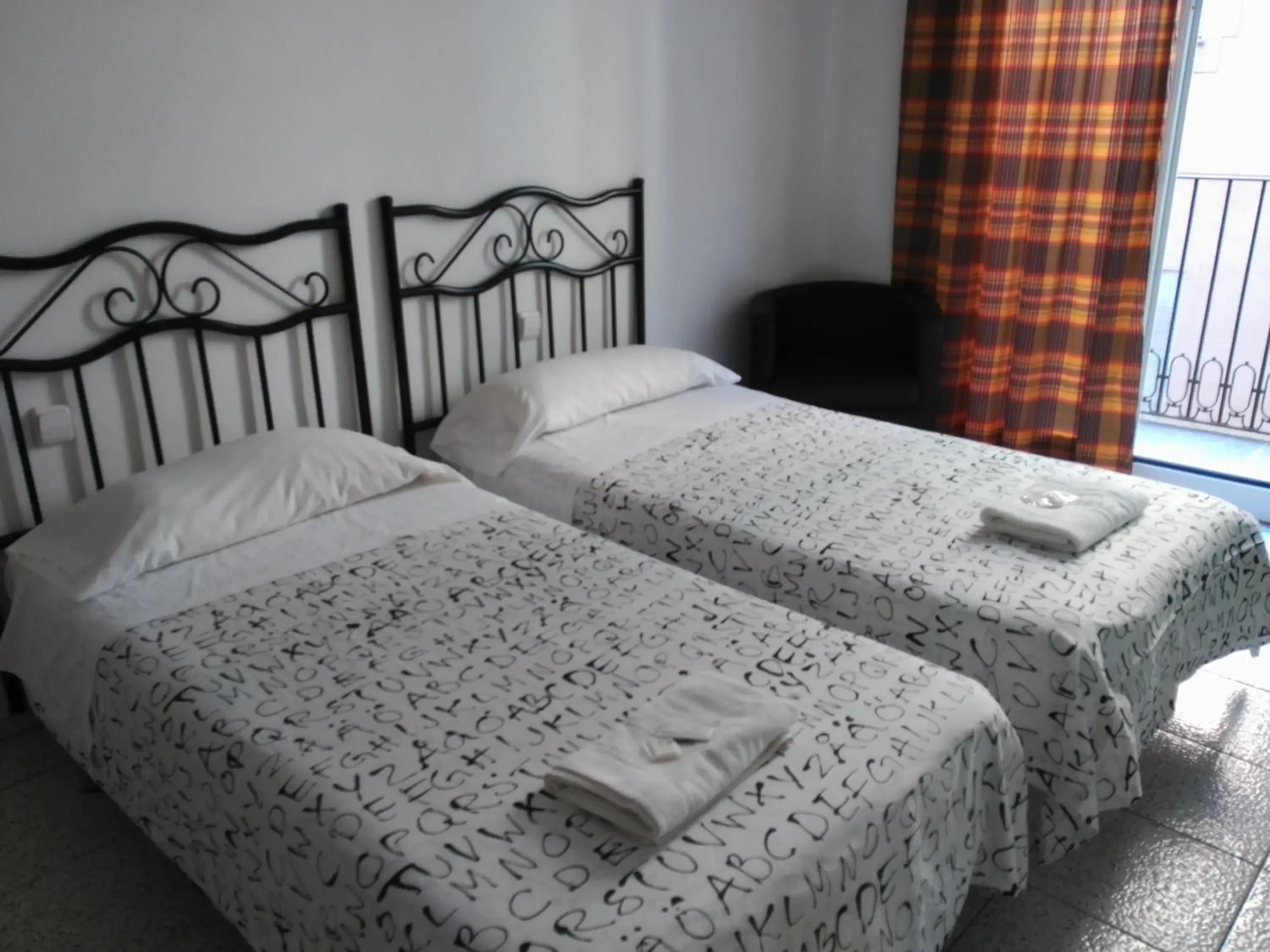 Twin Room with Shared Bathroom in Hostal River Twin Room with Shared Bathroom in Hostal River