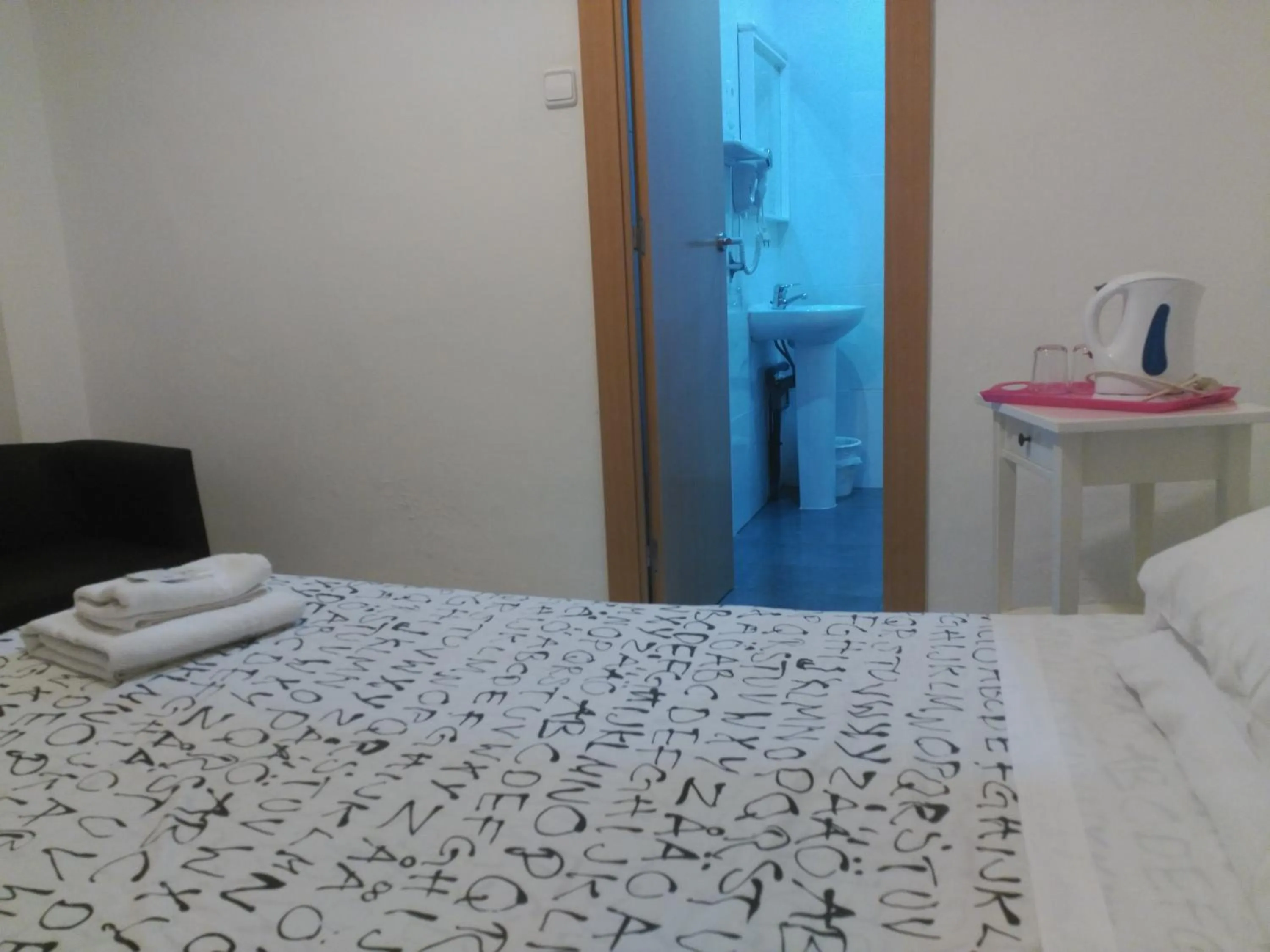 Photo of the whole room, Bed in Hostal River